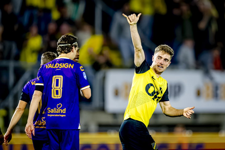 Max Balard viert zijn gelijkmaker tegen Go Ahead Eagles