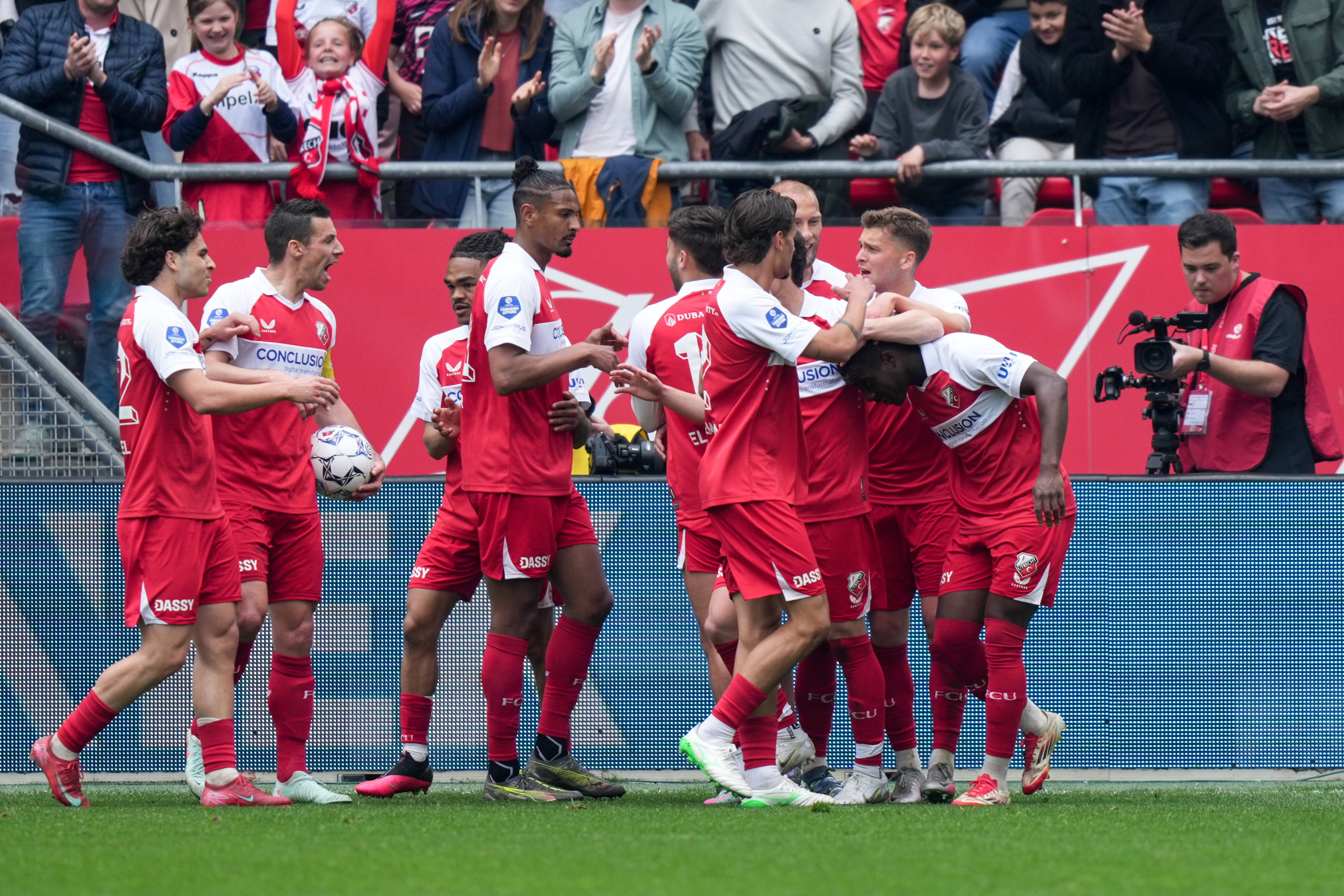 FC Utrecht juicht na een treffer