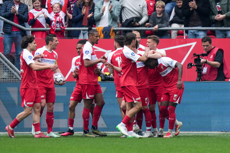 FC Utrecht juicht na een treffer