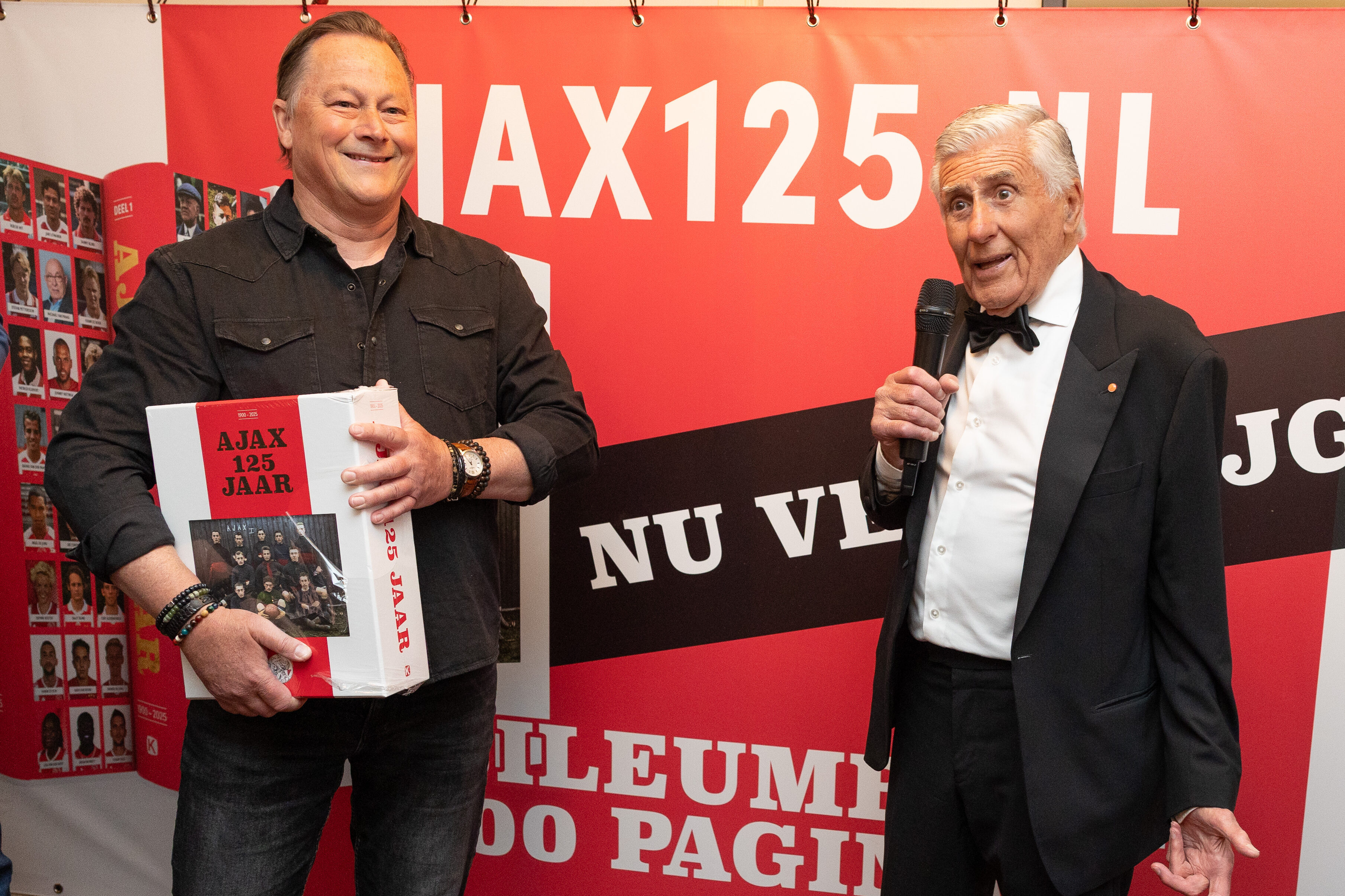Raymond Bouwman overhandigt het jubileumboek aan Sjaak Swart