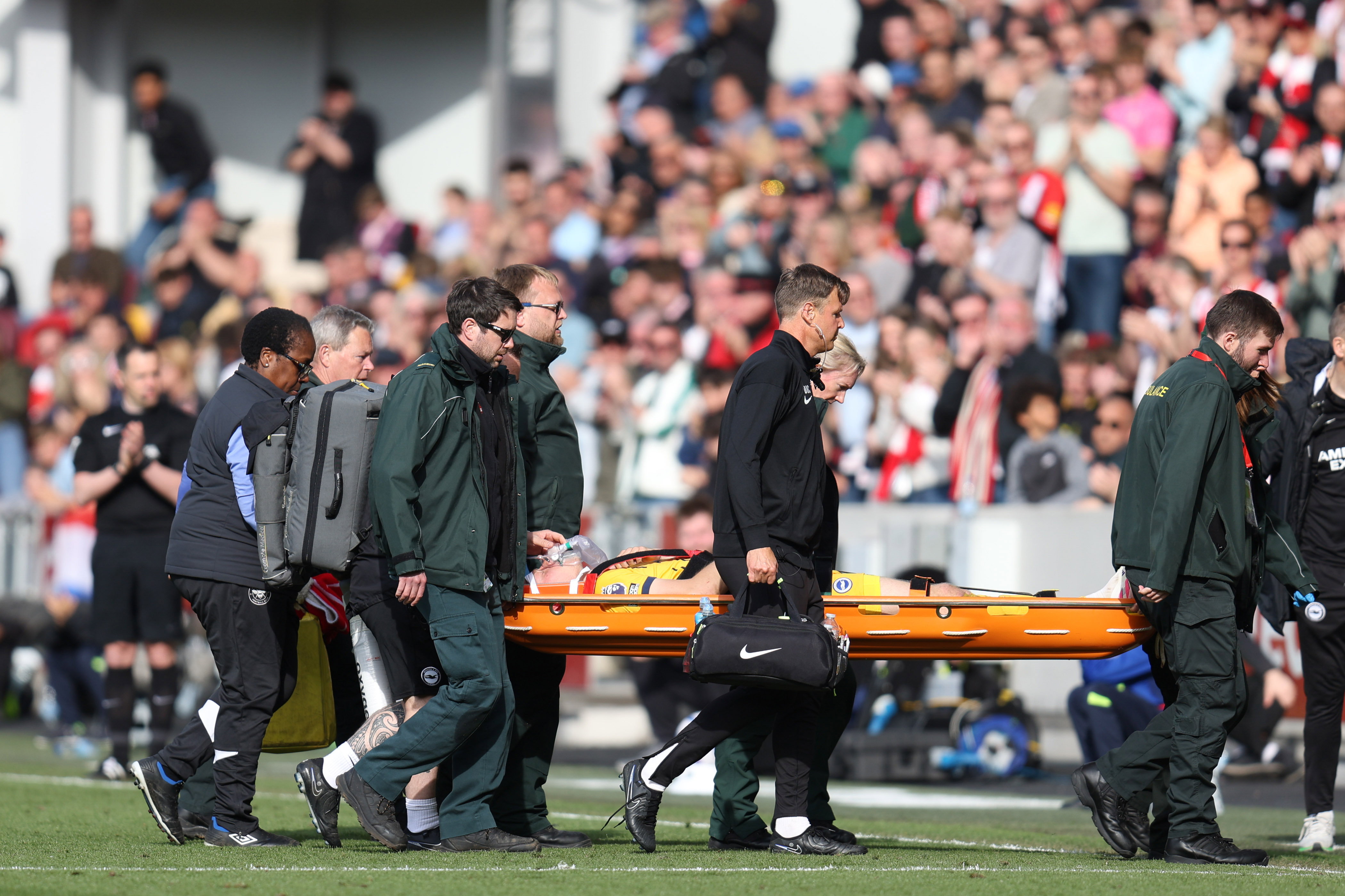 Jan Paul van Hecke per brancard van het veld gedragen