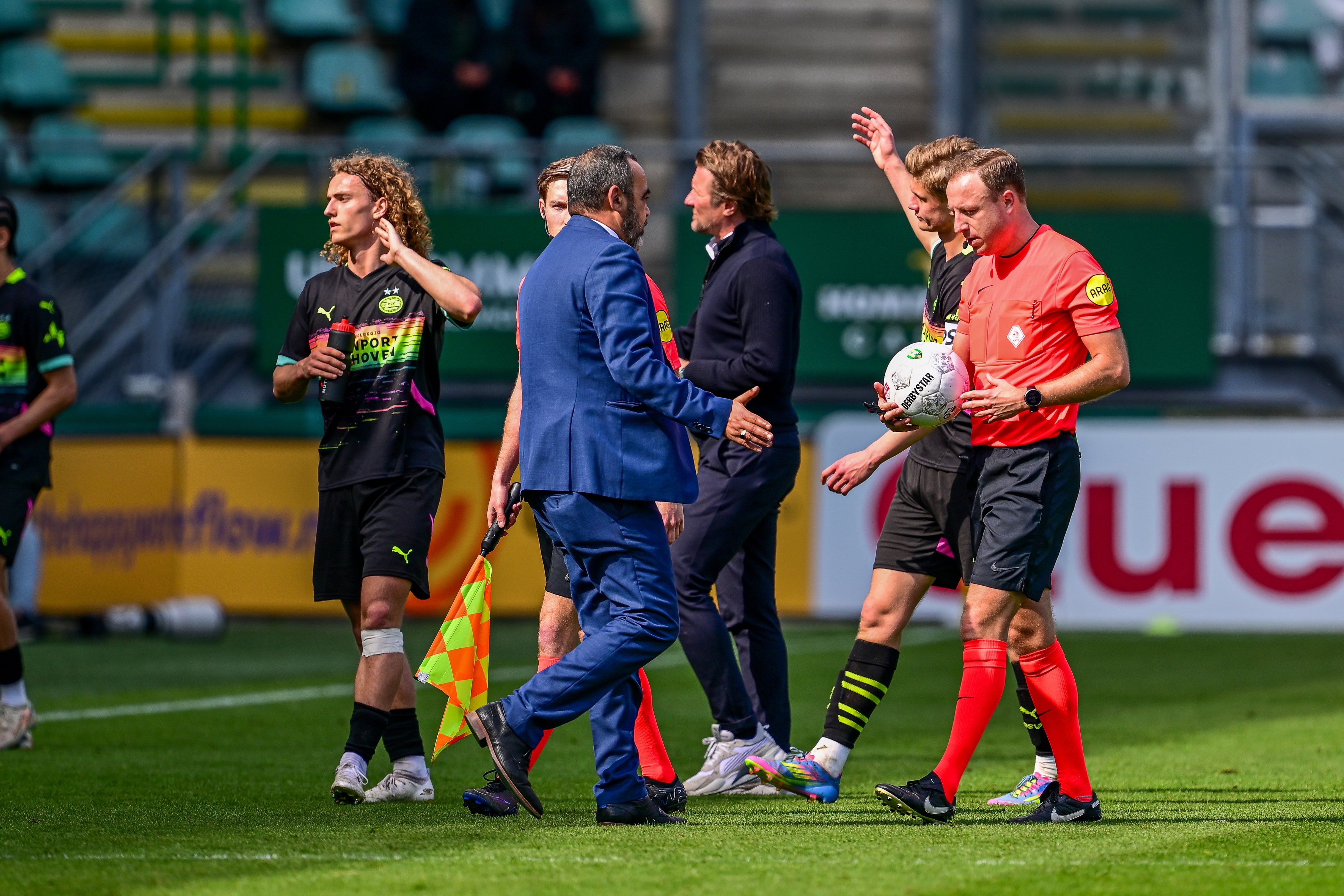 Het duel tussen ADO en Jong PSV wordt tijdelijk gestaakt