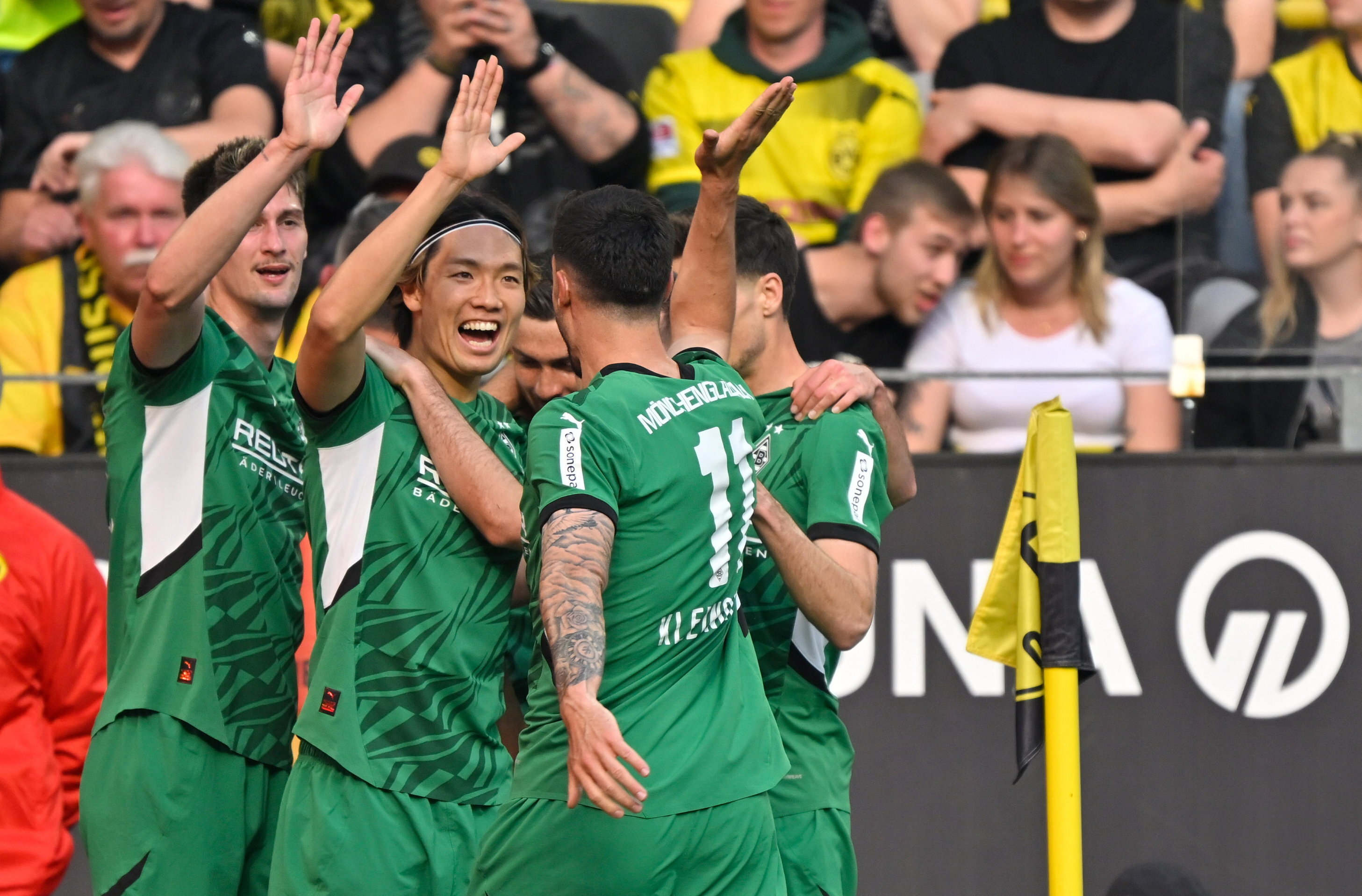 Ko Itakura viert een treffer namens Borussia Mönchengladbach