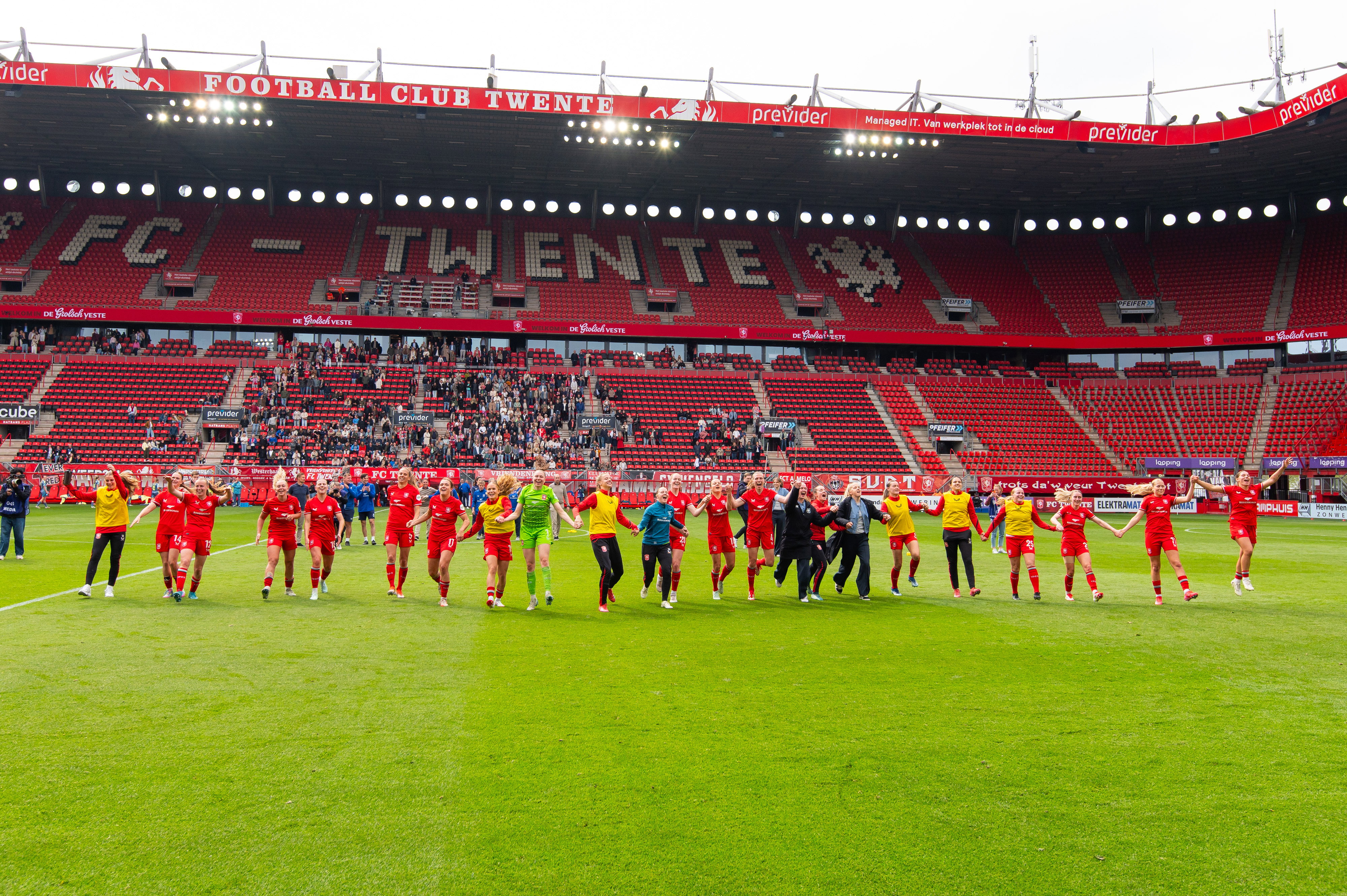 De speelsters van FC Twente vieren feest in De Grolsch Veste
