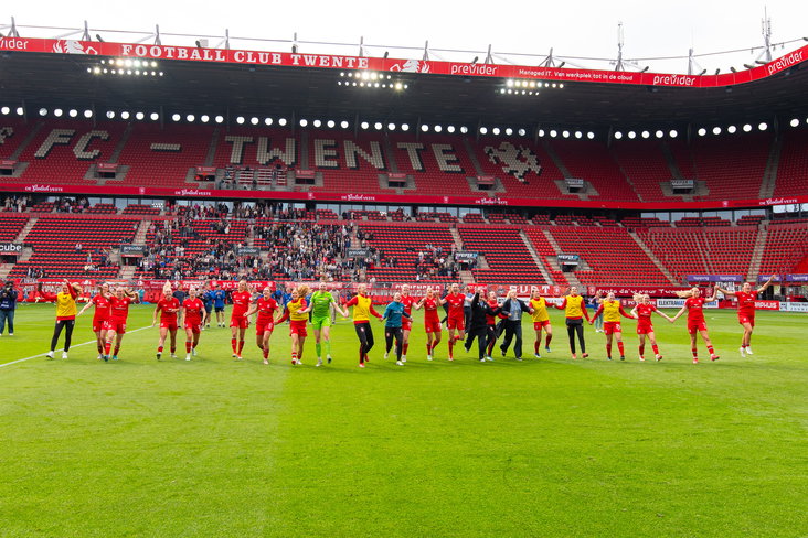 De speelsters van FC Twente vieren feest in De Grolsch Veste