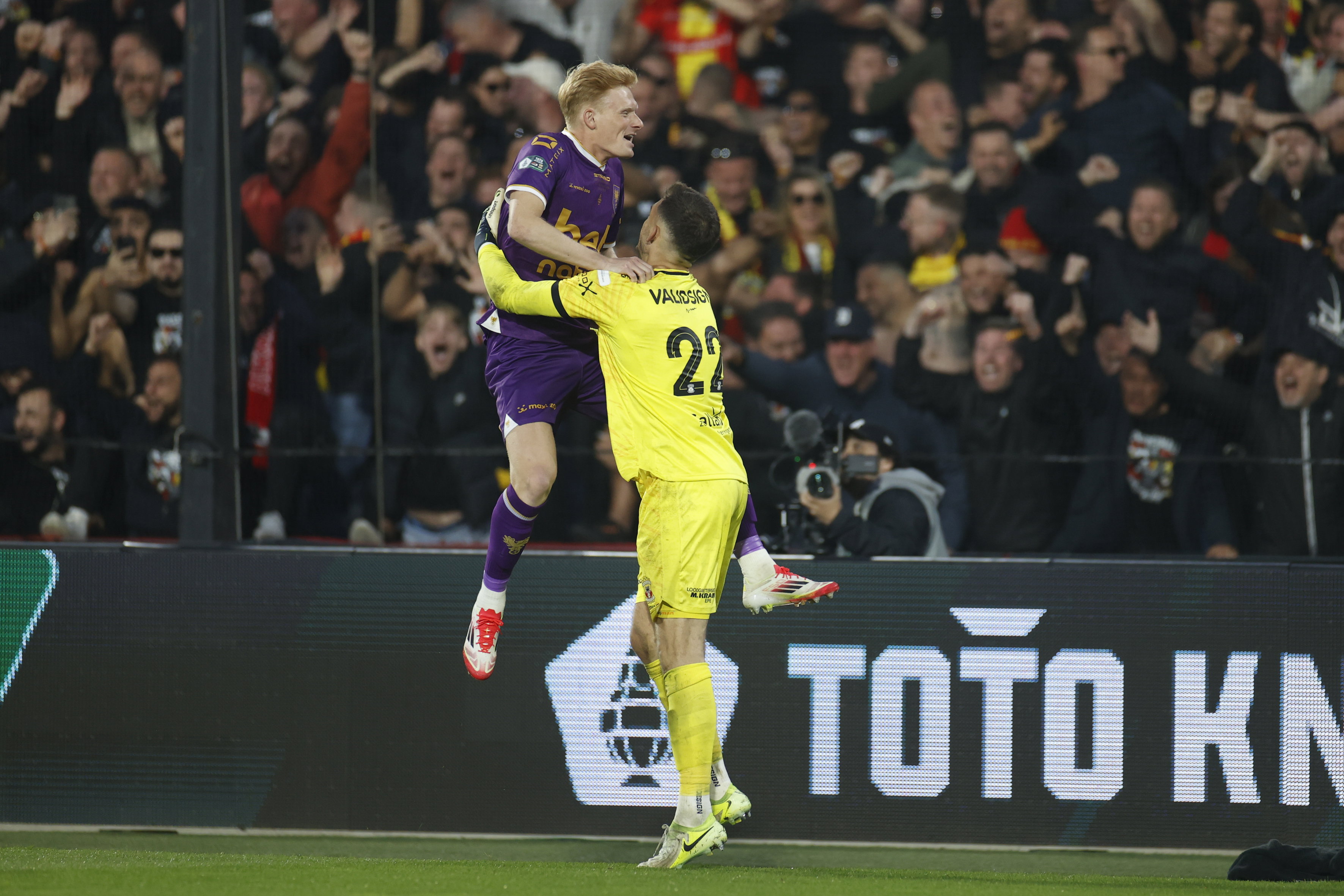 Julius Dirksen bespringt Jari de Busser na de bekerfinale