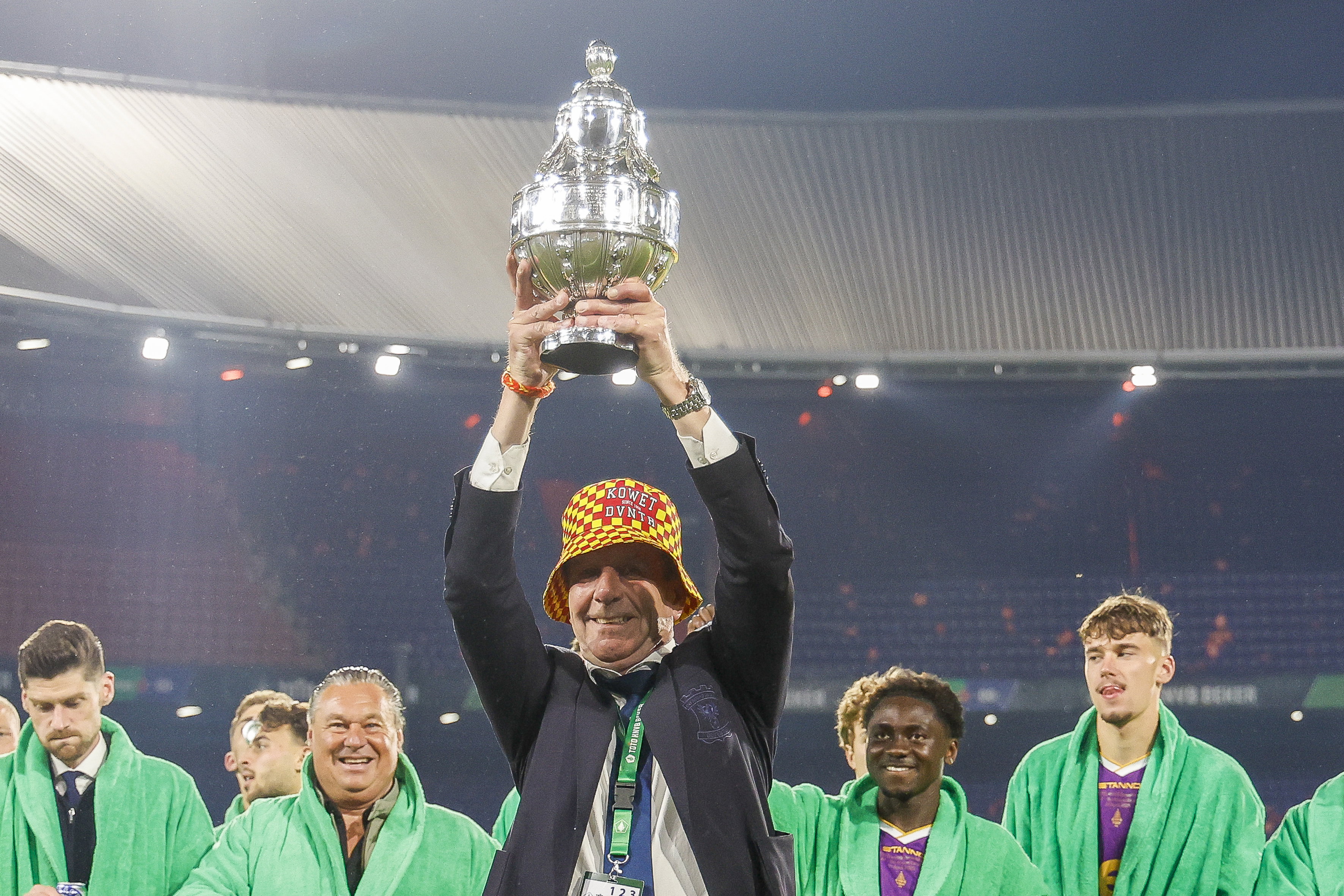 Jan Willem van Dop met de KNVB Beker
