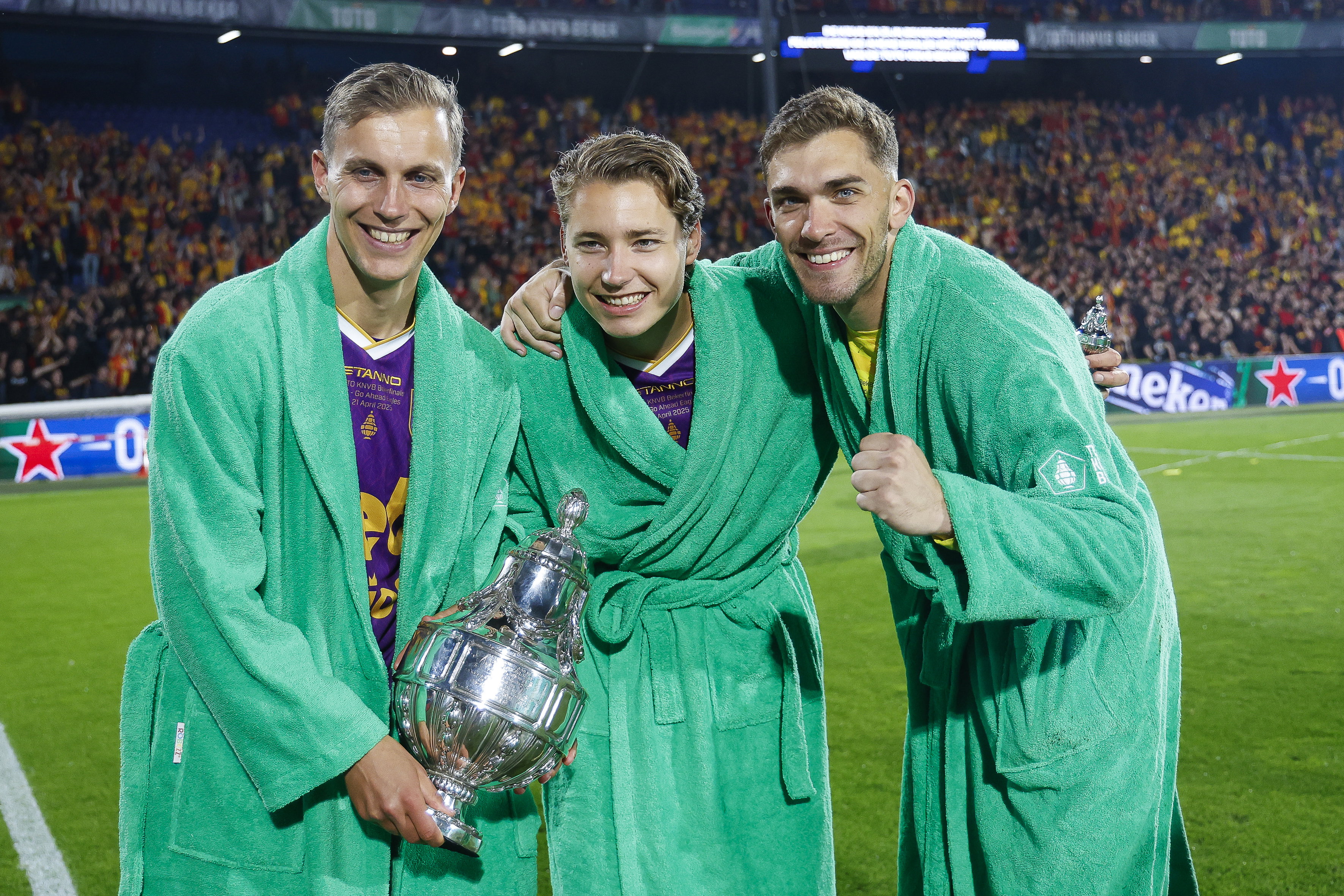 Finn Stokkers, Evert Linthorst en Jari de Busser met de KNVB Beker