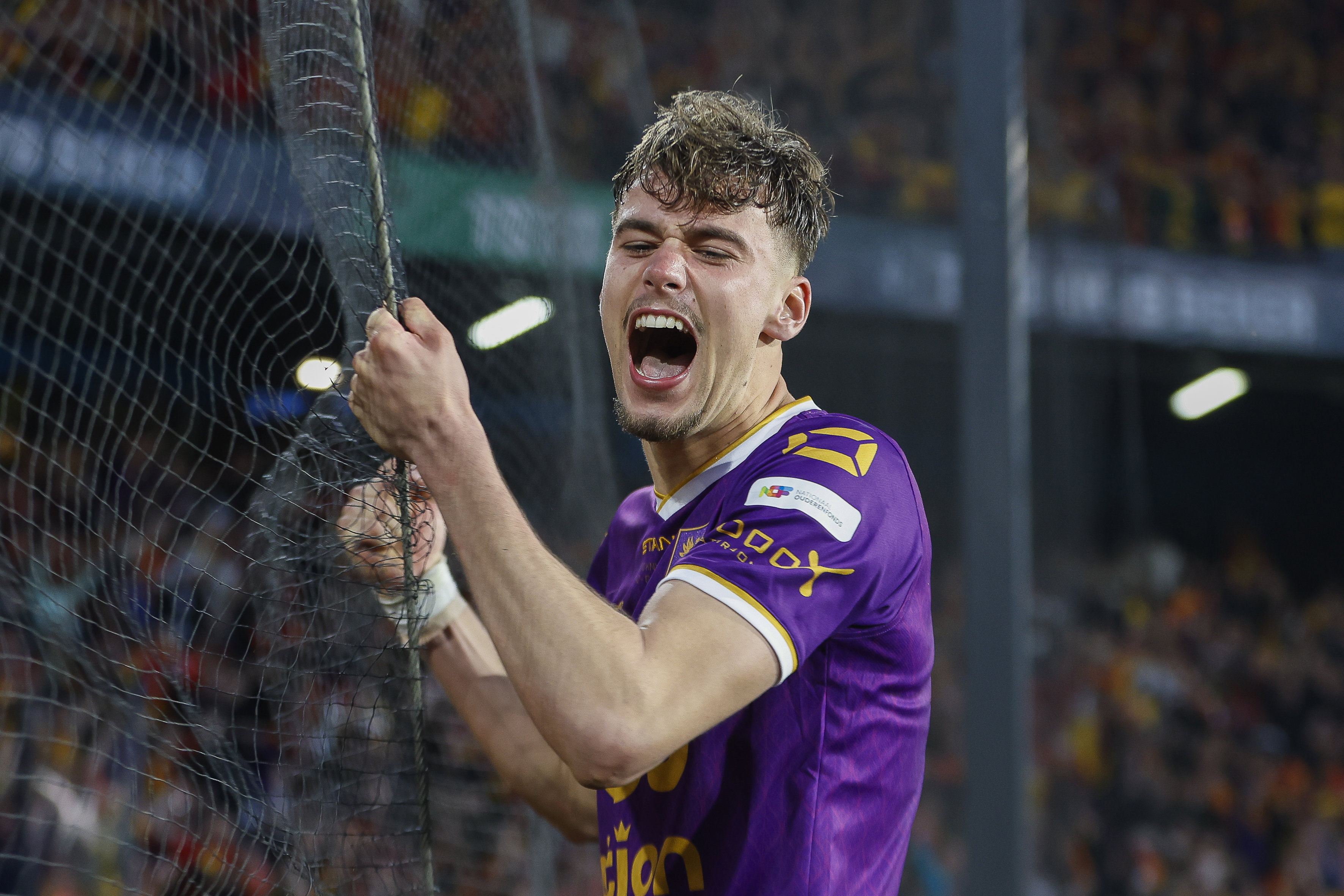 Milan Smit juicht na de bekerwinst van Go Ahead Eagles