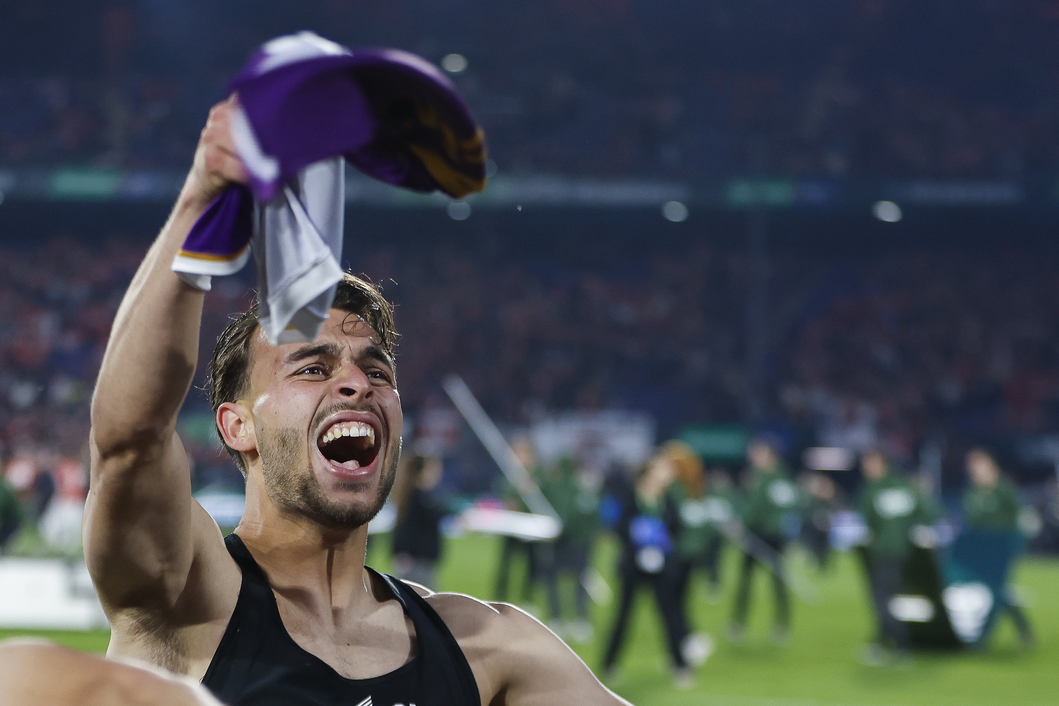 Enric Llansana juicht na de bekerwinst