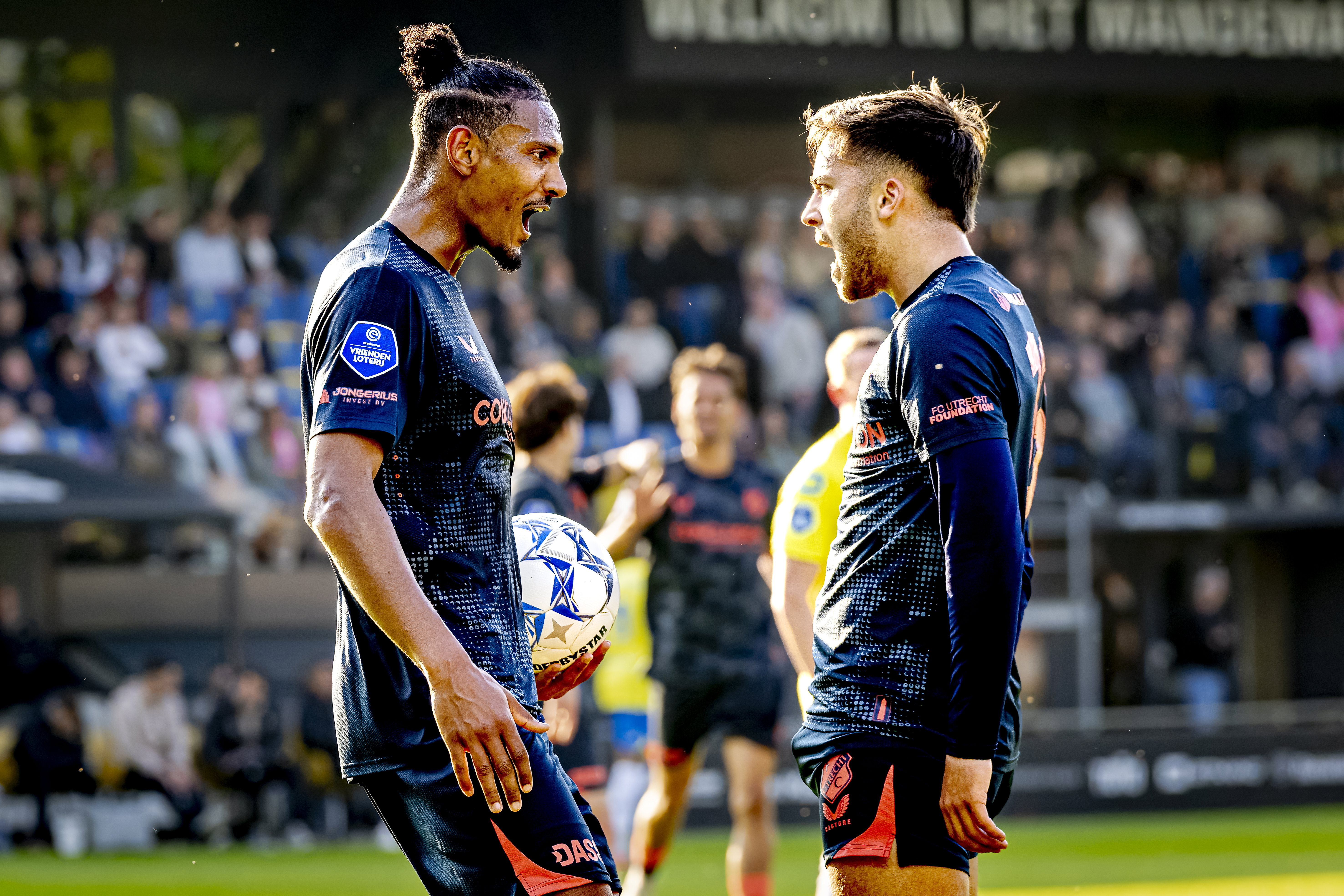 Sébastien Haller en Souffian El Karouani juichen