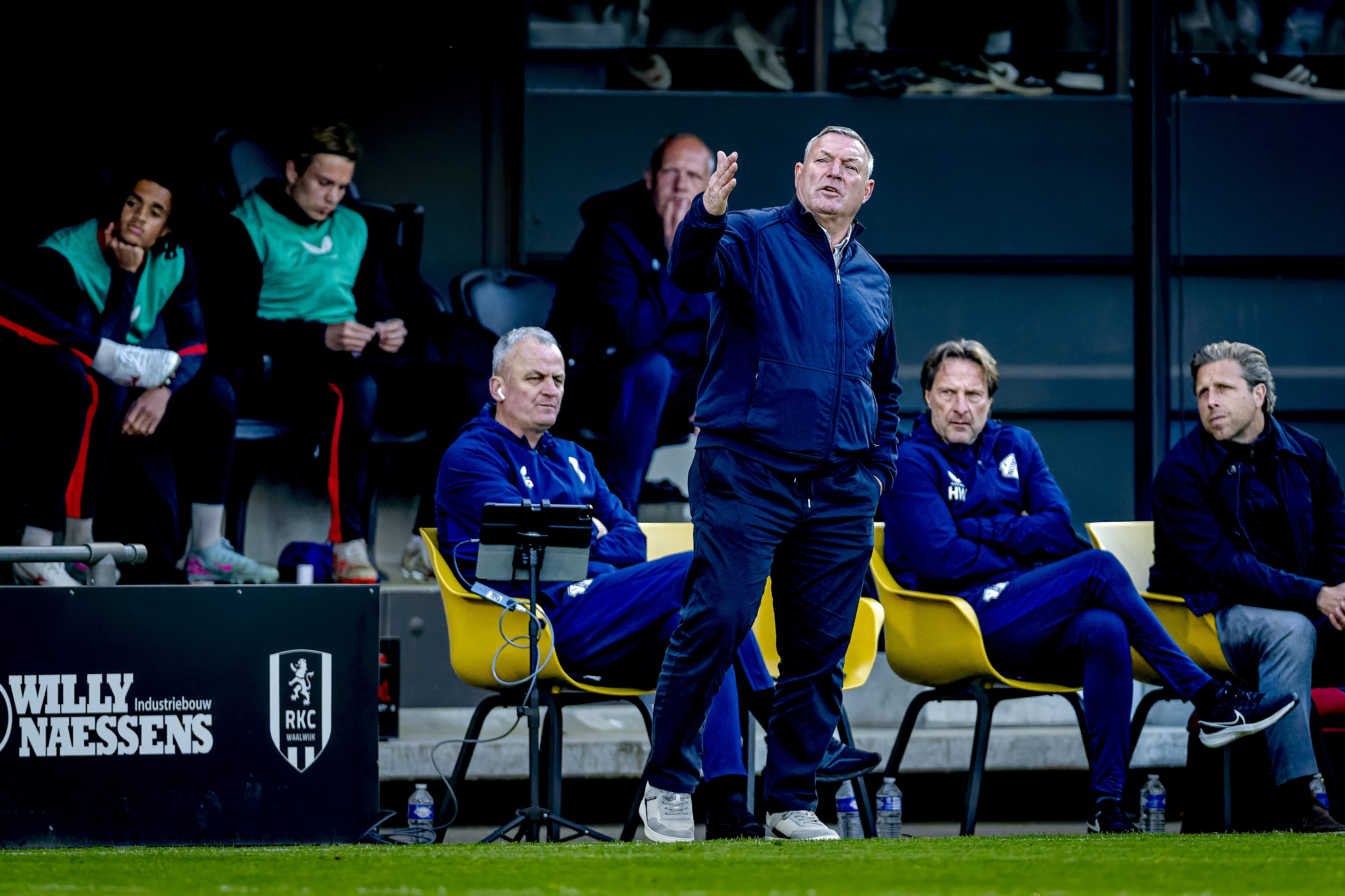 Ron Jans met op de achtergrond Rob Penders en Twan Scheepers