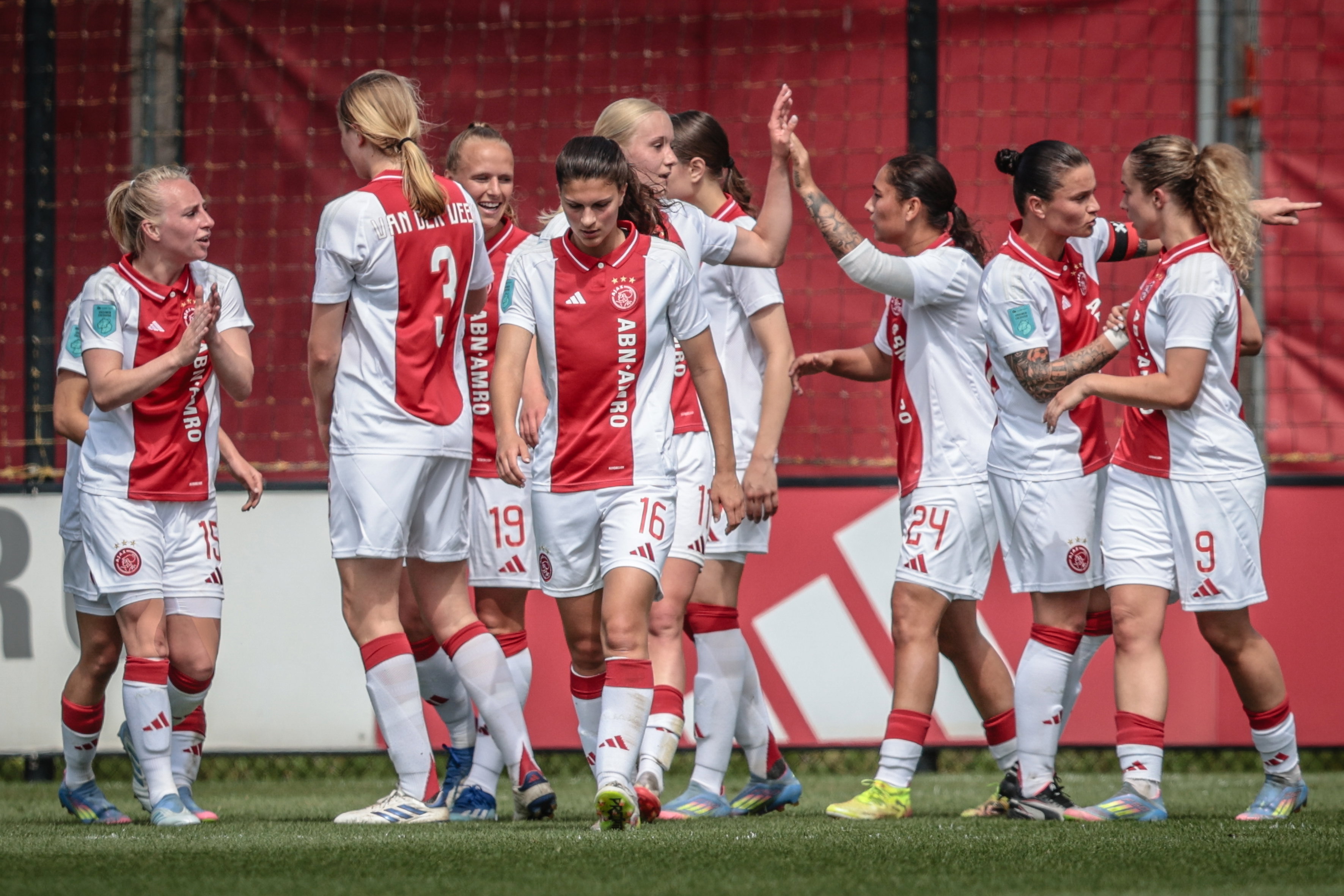 Ajax juicht