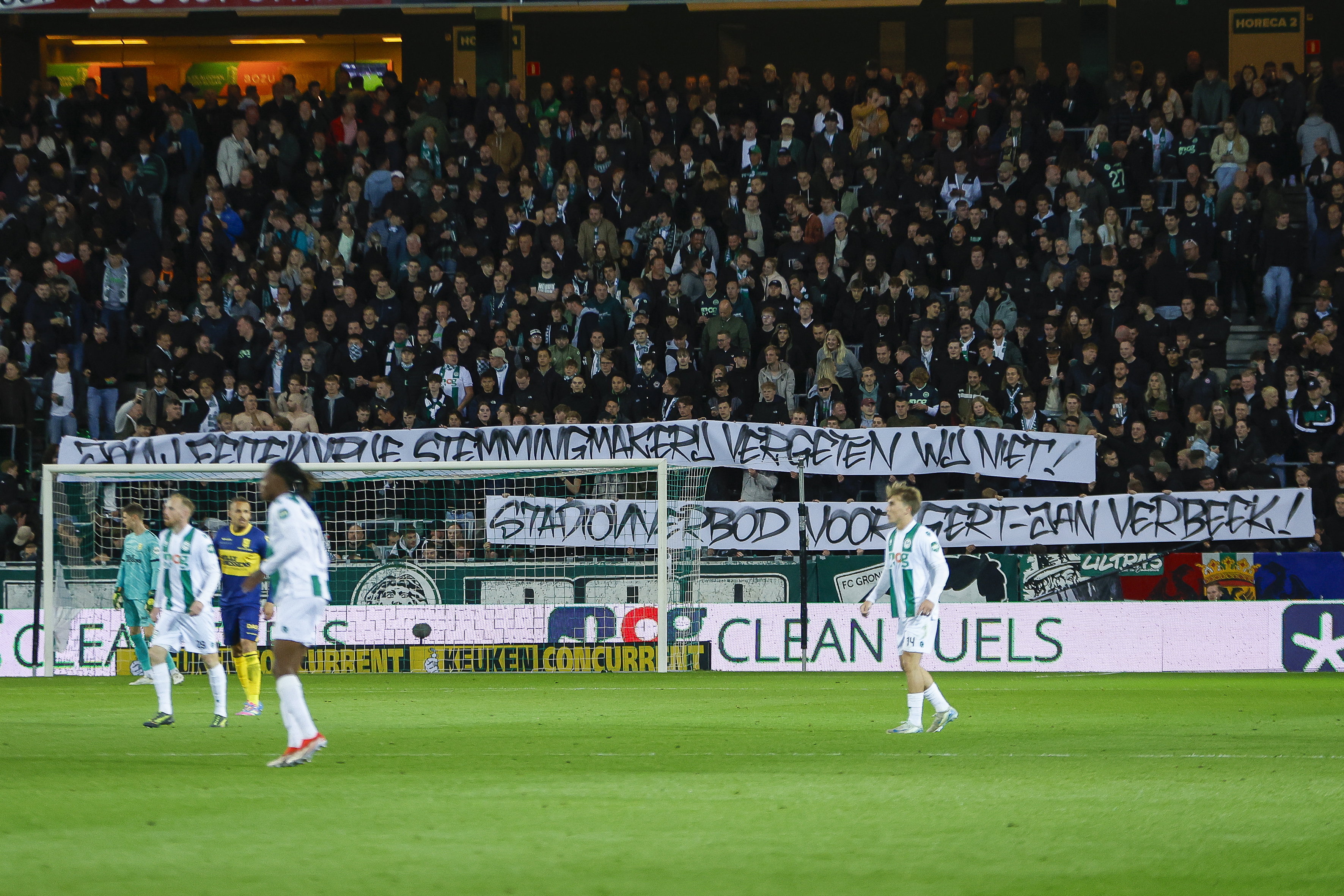 Fans FC Groningen met een spandoek tegen Gertjan Verbeek