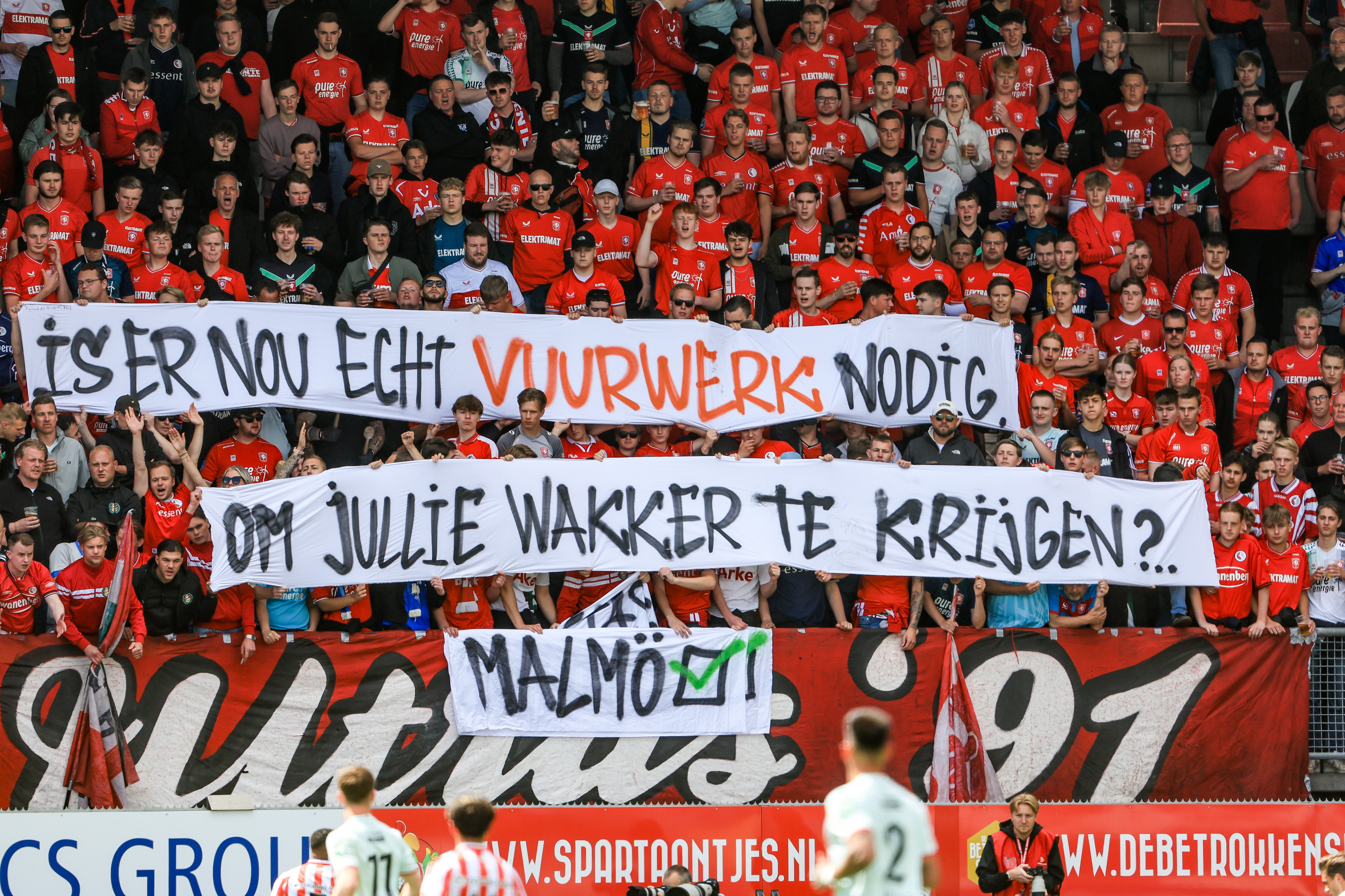 FC Twente-supporters met spandoeken bij Sparta