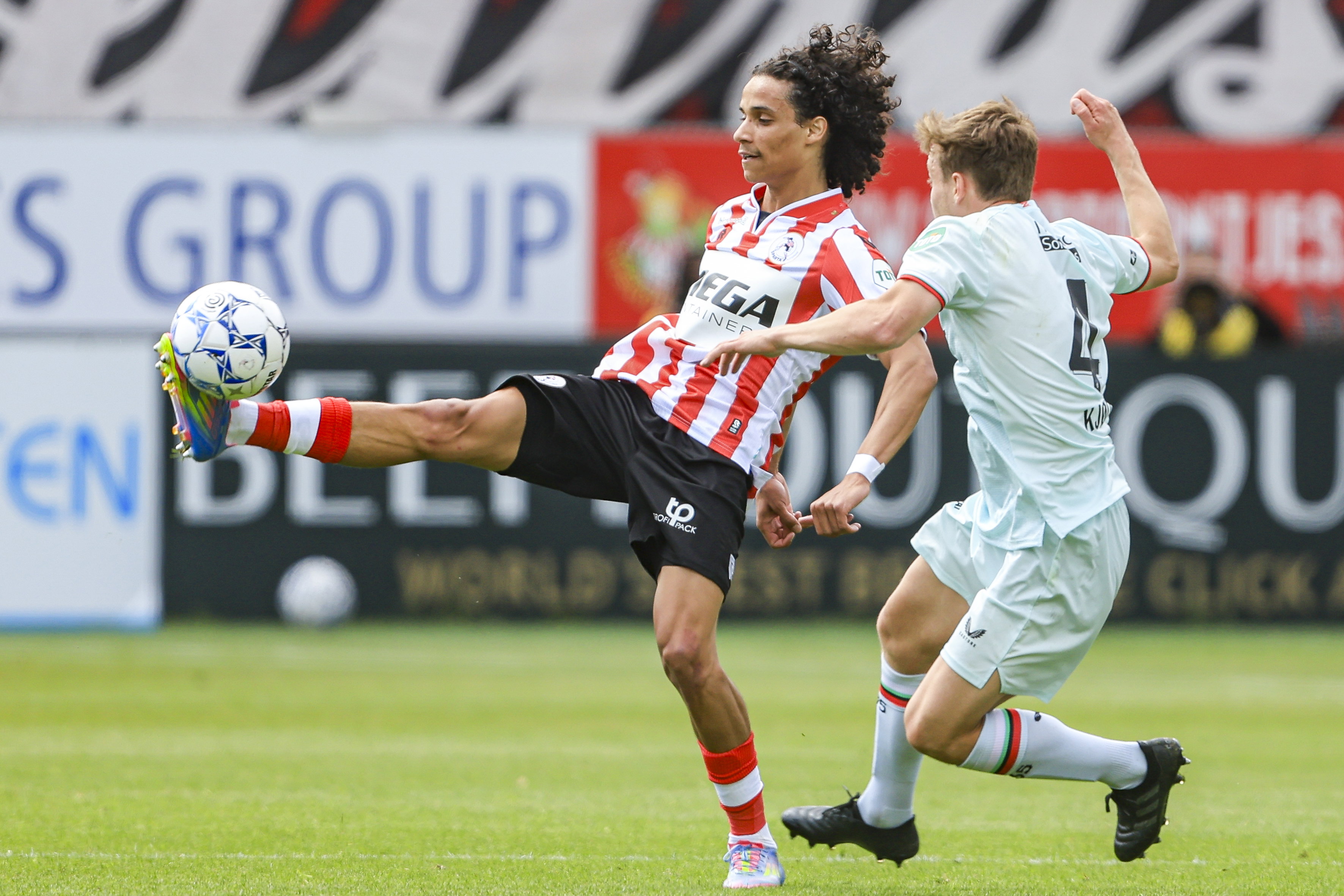 Gjivai Zechiël aan de bal tegen FC Twente