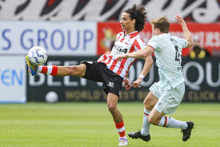 Gjivai Zechiël aan de bal tegen FC Twente