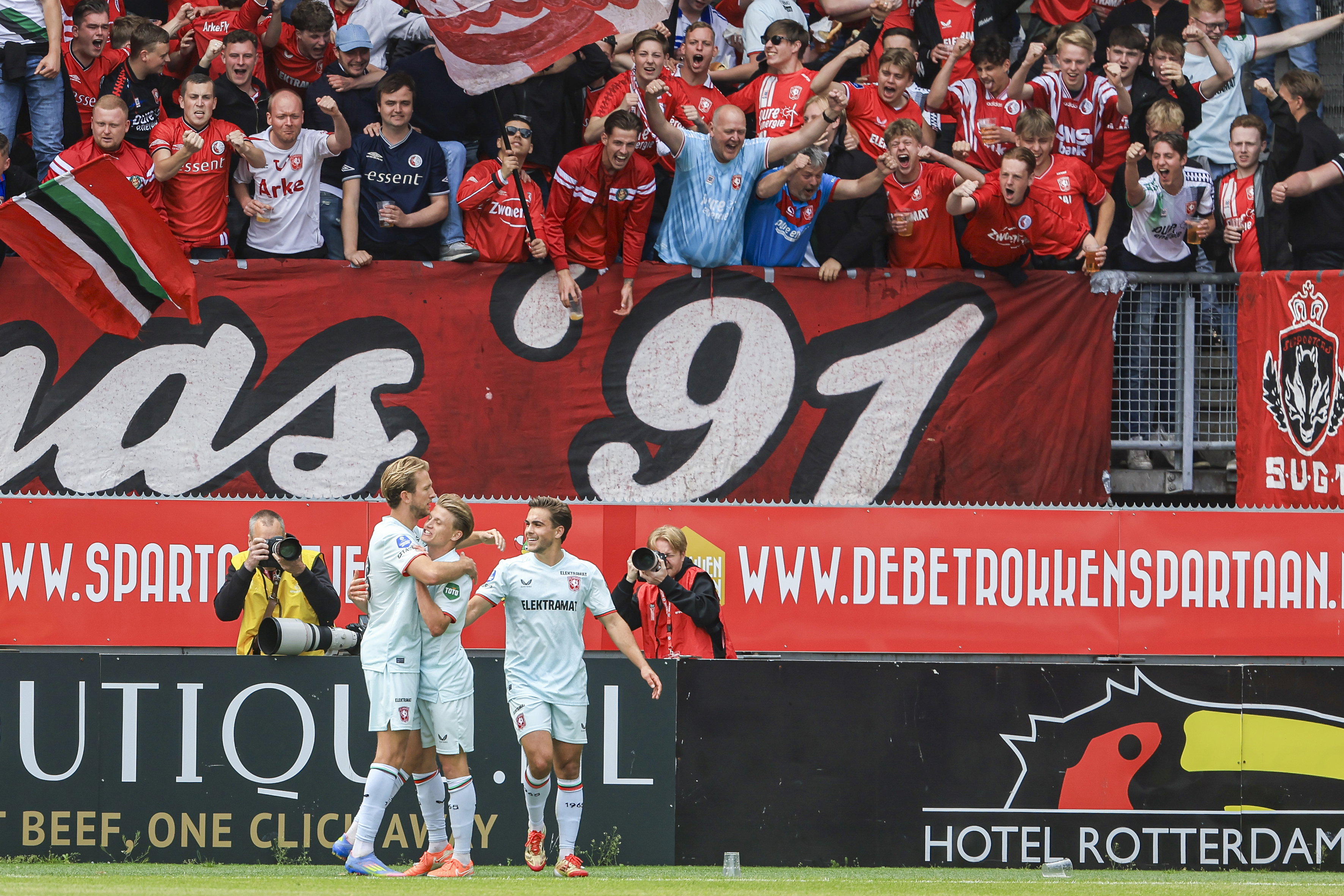 FC Twente viert de treffer van Sem Steijn tegen Sparta voor het uitvak