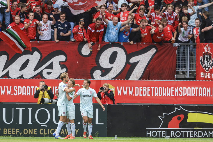 FC Twente viert de treffer van Sem Steijn tegen Sparta voor het uitvak