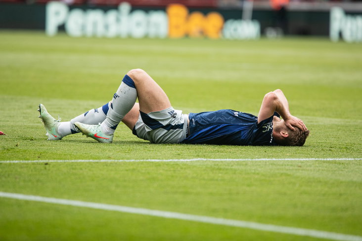 Matthijs de Ligt ligt geblesseerd op het veld