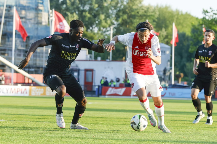 Rayane Bounida in actie tegen Hibernian FC