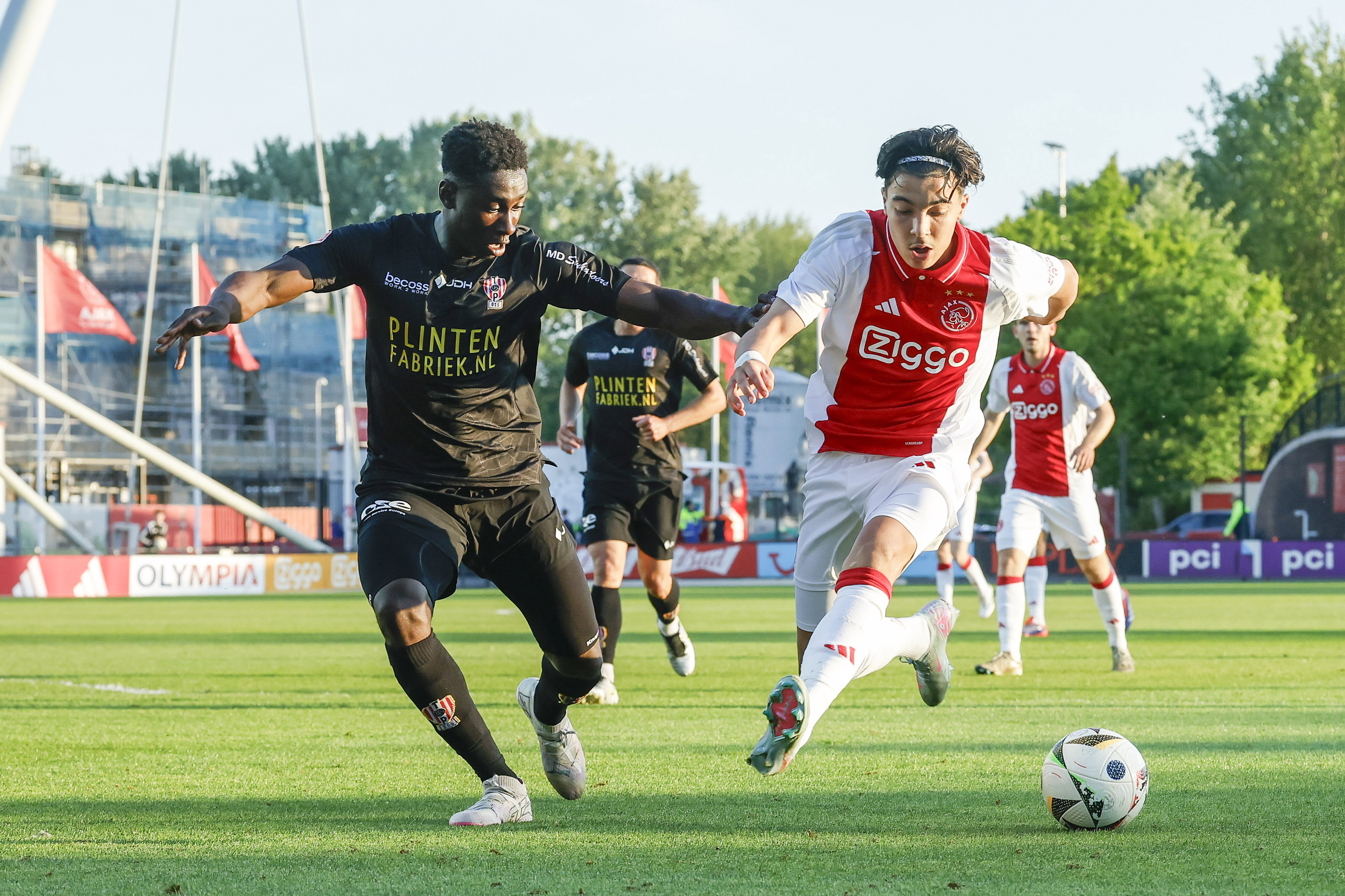 Rayane Bounida in actie tegen TOP Oss