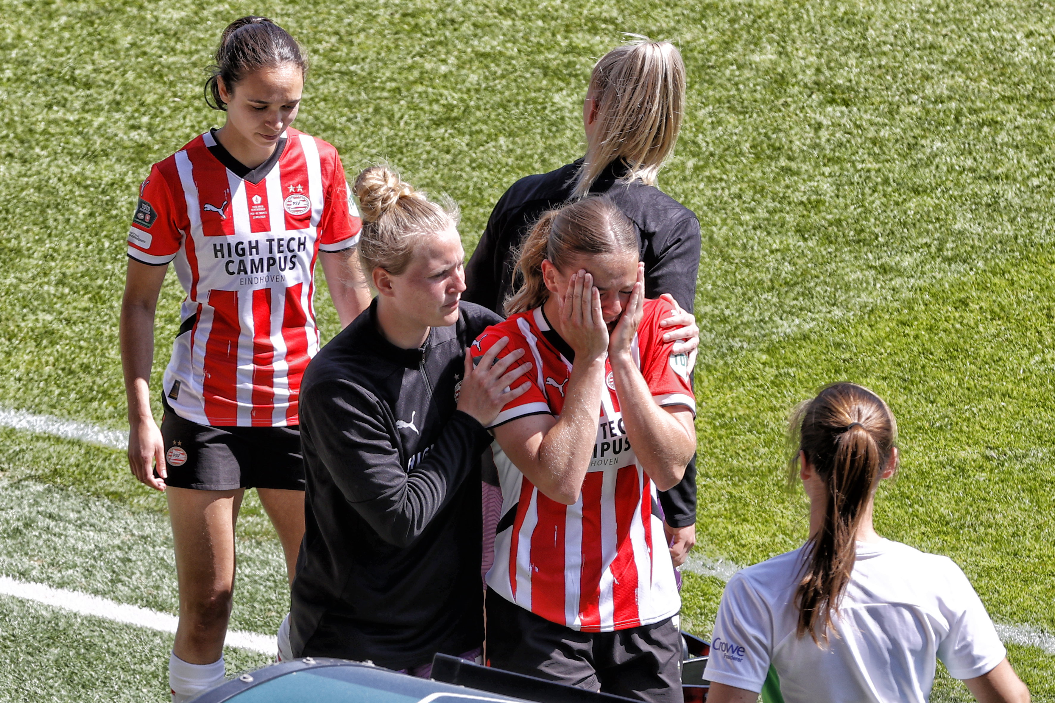 Gwyneth Hendriks (PSV) verlaat het veld in tranen