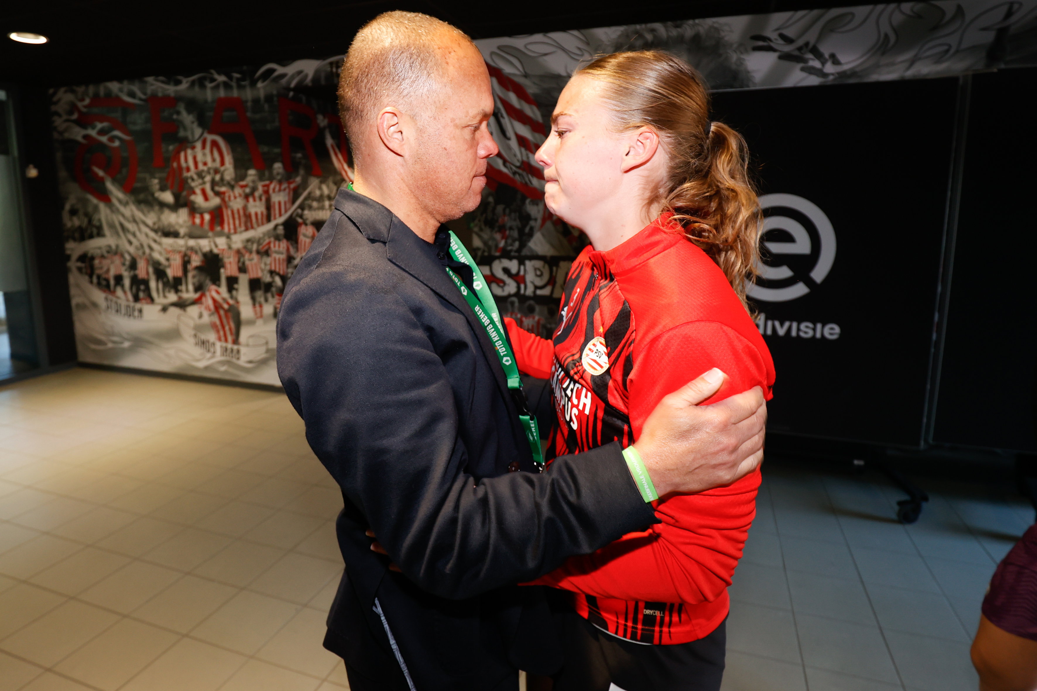 Earnest Stewart troost Gwyneth Hendriks na de bekerfinale