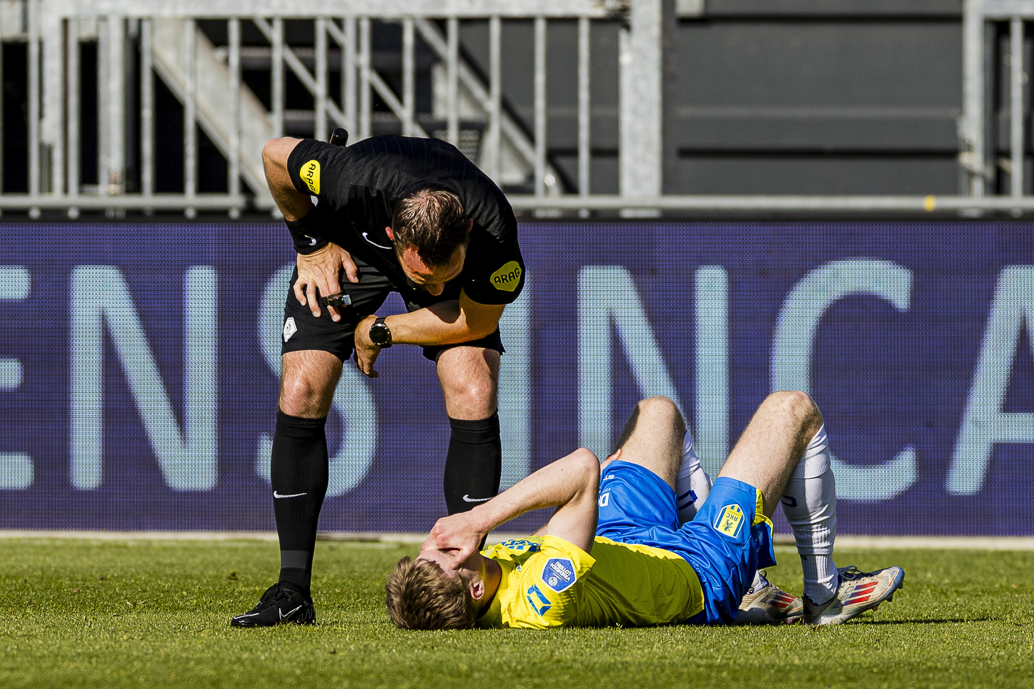 Tim van de Loo ligt geblesseerd op het veld