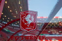 Het logo van FC Twente op de dug-out