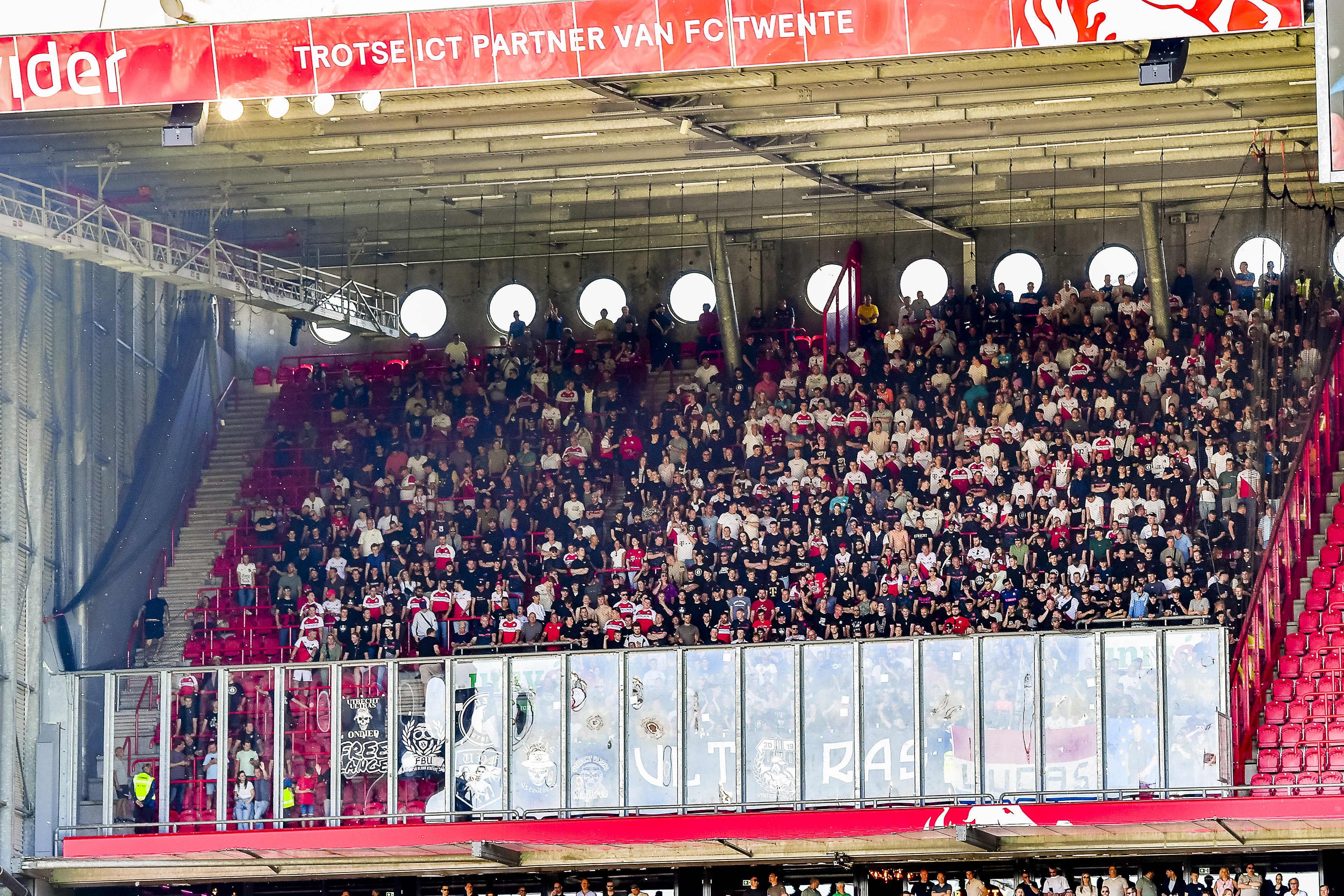 FC Utrecht-supporters in een uitverkocht uitvak bij FC Twente