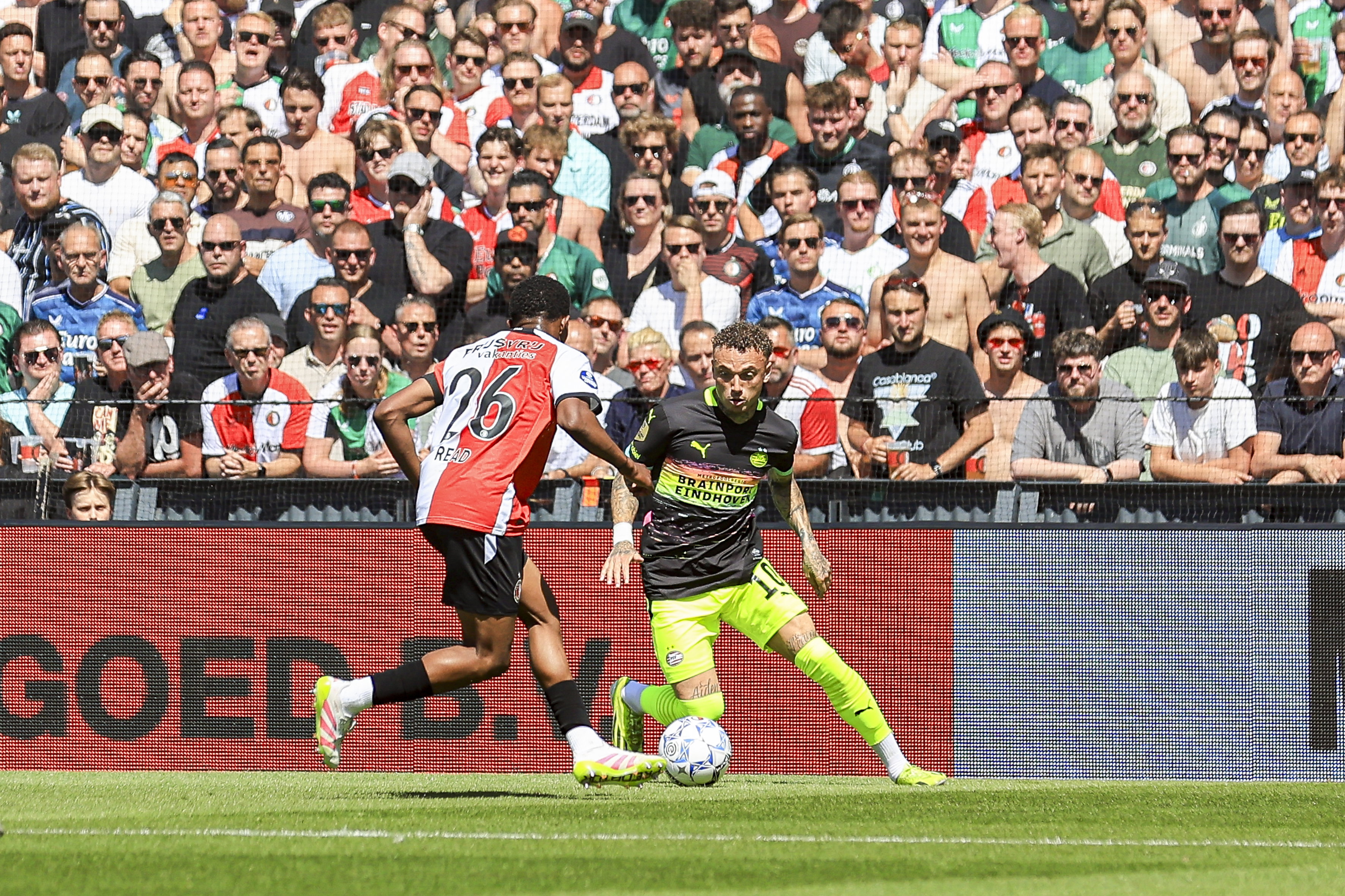 Noa Lang in actie tegen Givairo Read