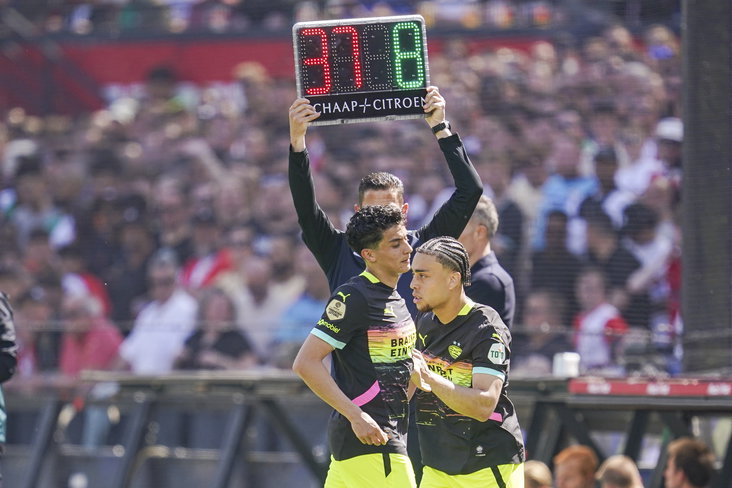 Sergiño Dest verving Richard Ledezma tegen Feyenoord