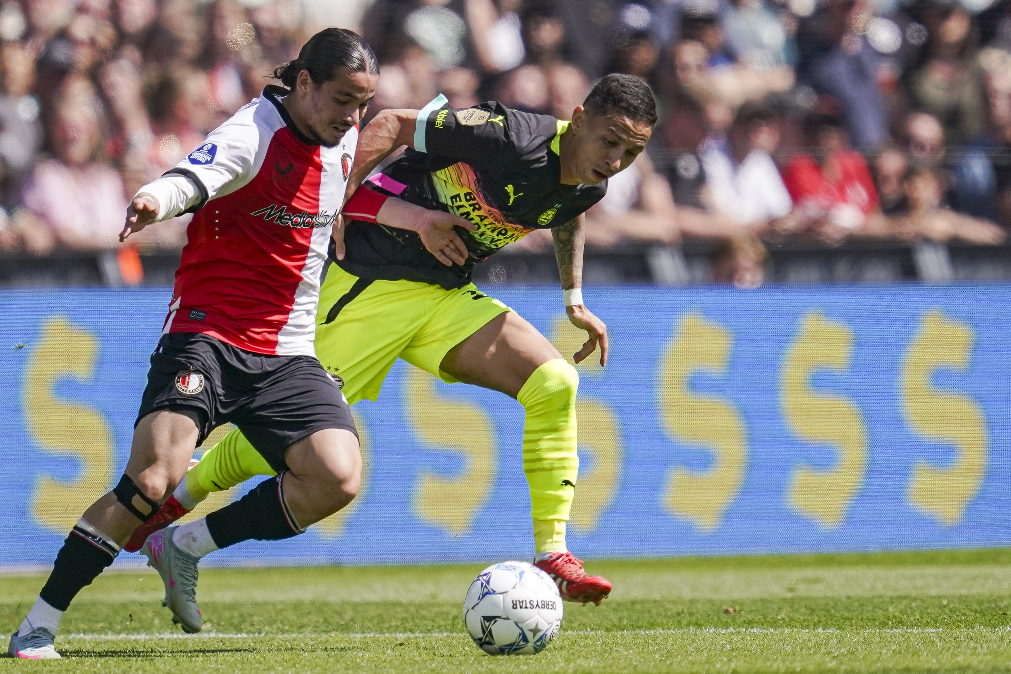 Anis Hadj Moussa in duel met Mauro Júnior