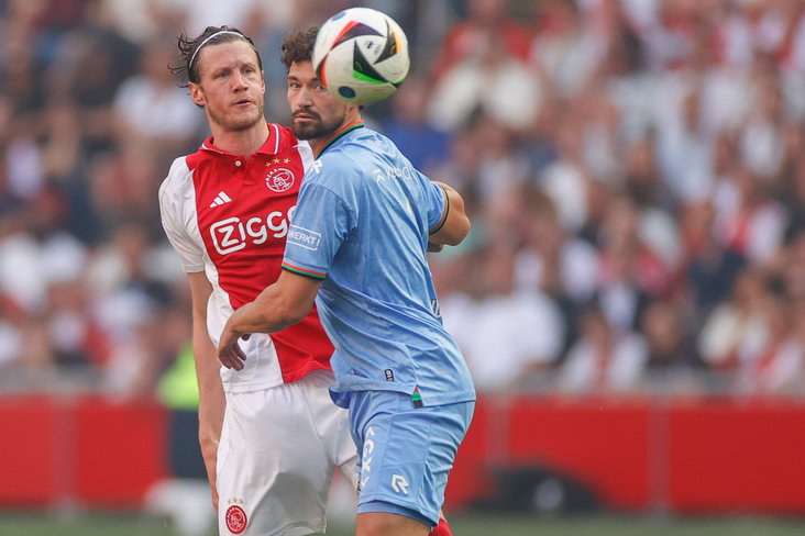 Philippe Sandler in duel met Wout Weghorst