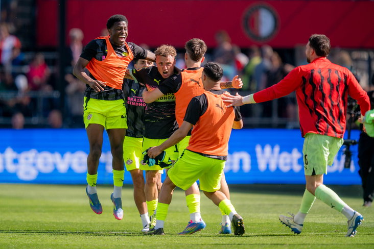 Noa Lang viert de 2-3 van PSV tegen Feyenoord