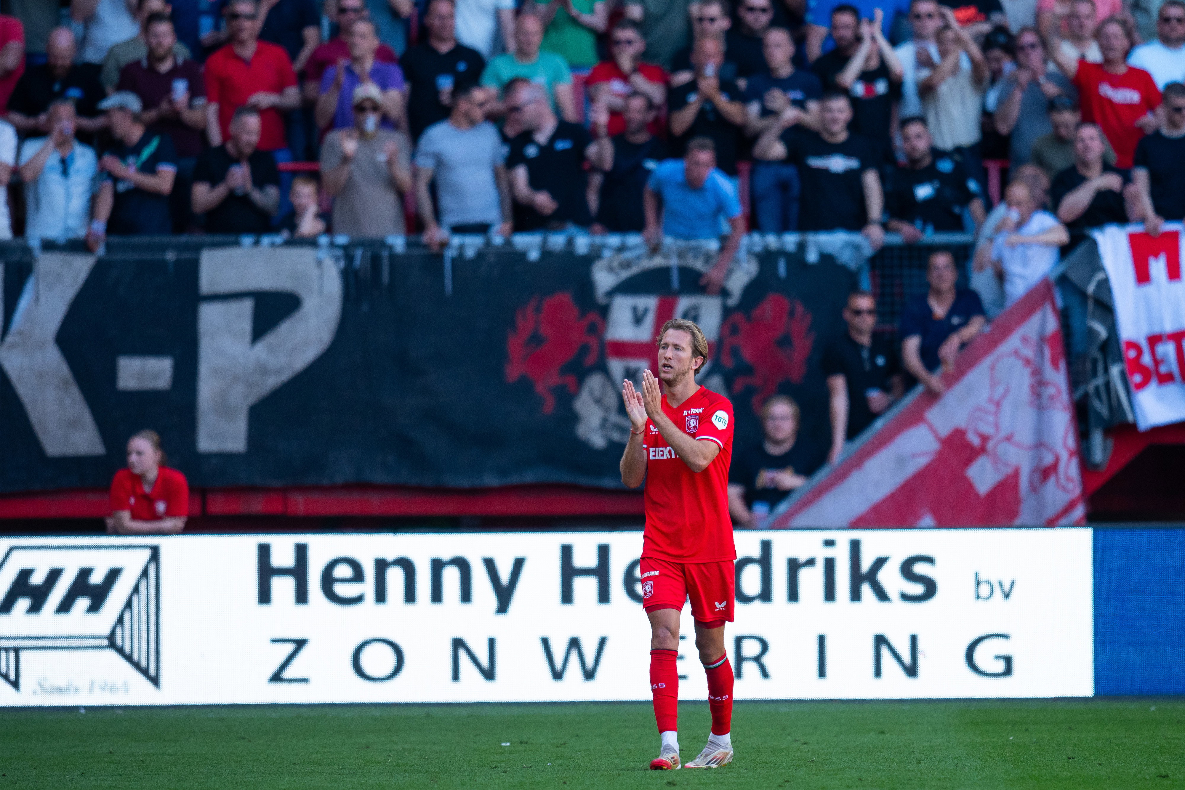 Michel Vlap bedankt het FC Twente-publiek