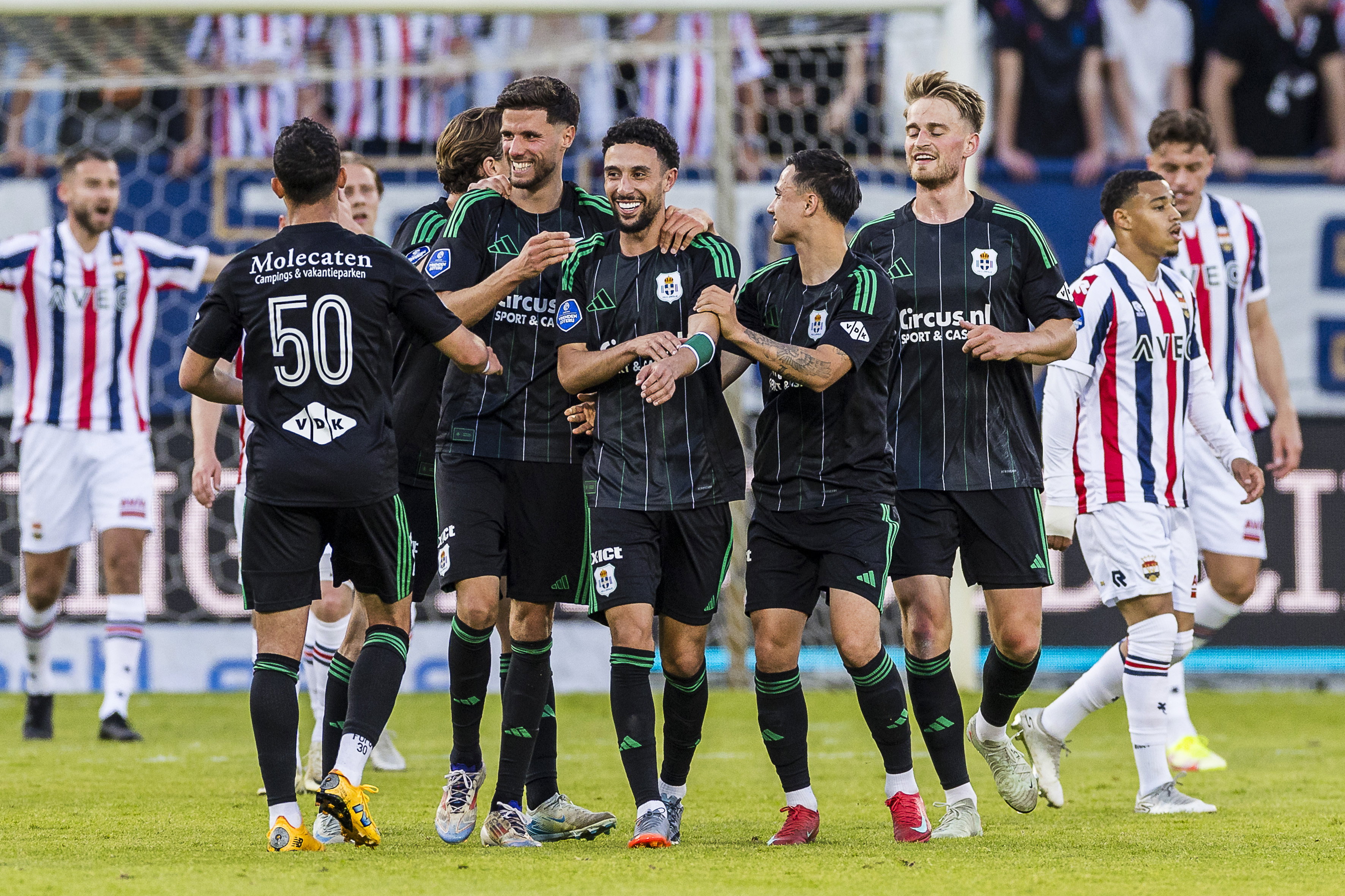 Younes Namli juicht na een goal
