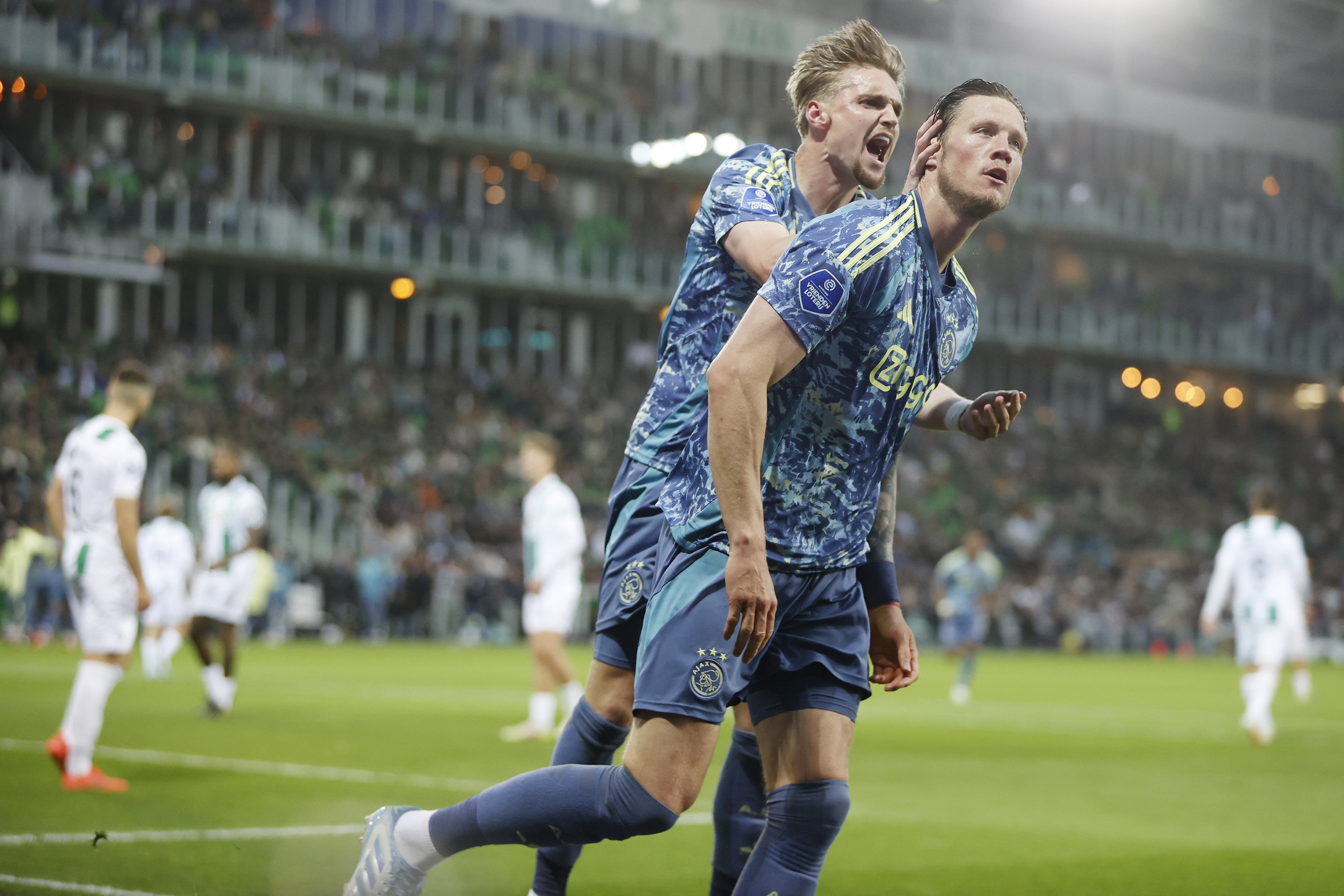 Kenneth Taylor en Wout Weghorst juichen