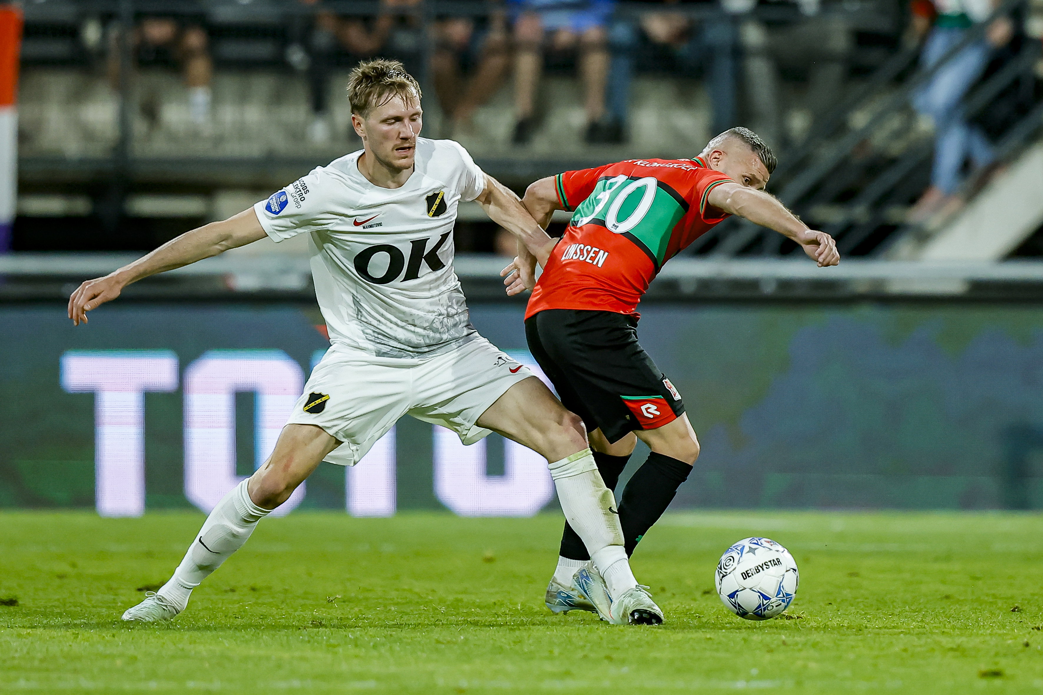 Enes Mahmutovic em Bryan Linssen in duel