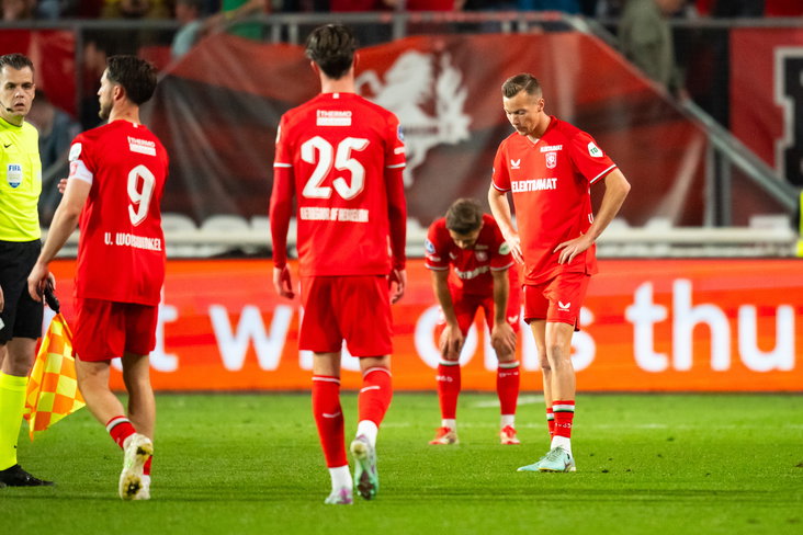 FC Twente treurt na het verlies tegen AZ