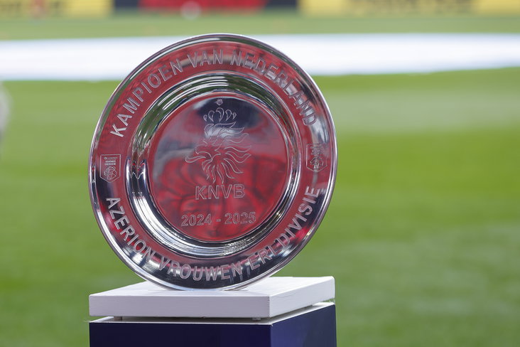 De kampioensschaal in de Azerion Vrouwen Eredivisie
