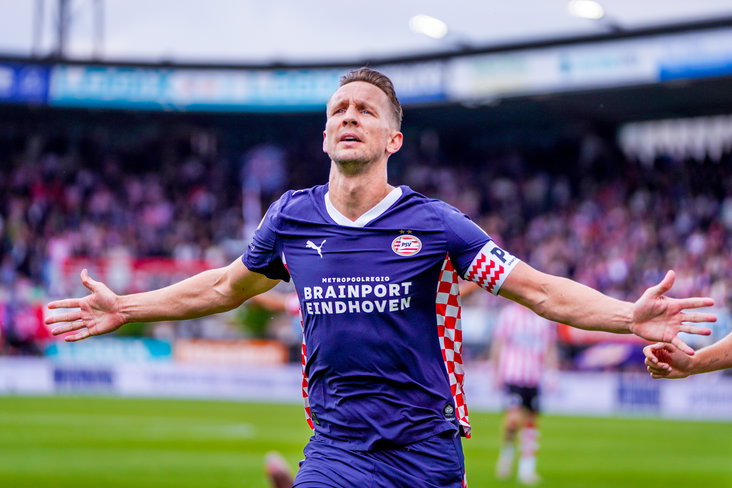 Luuk de Jong viert zijn treffer tegen Sparta