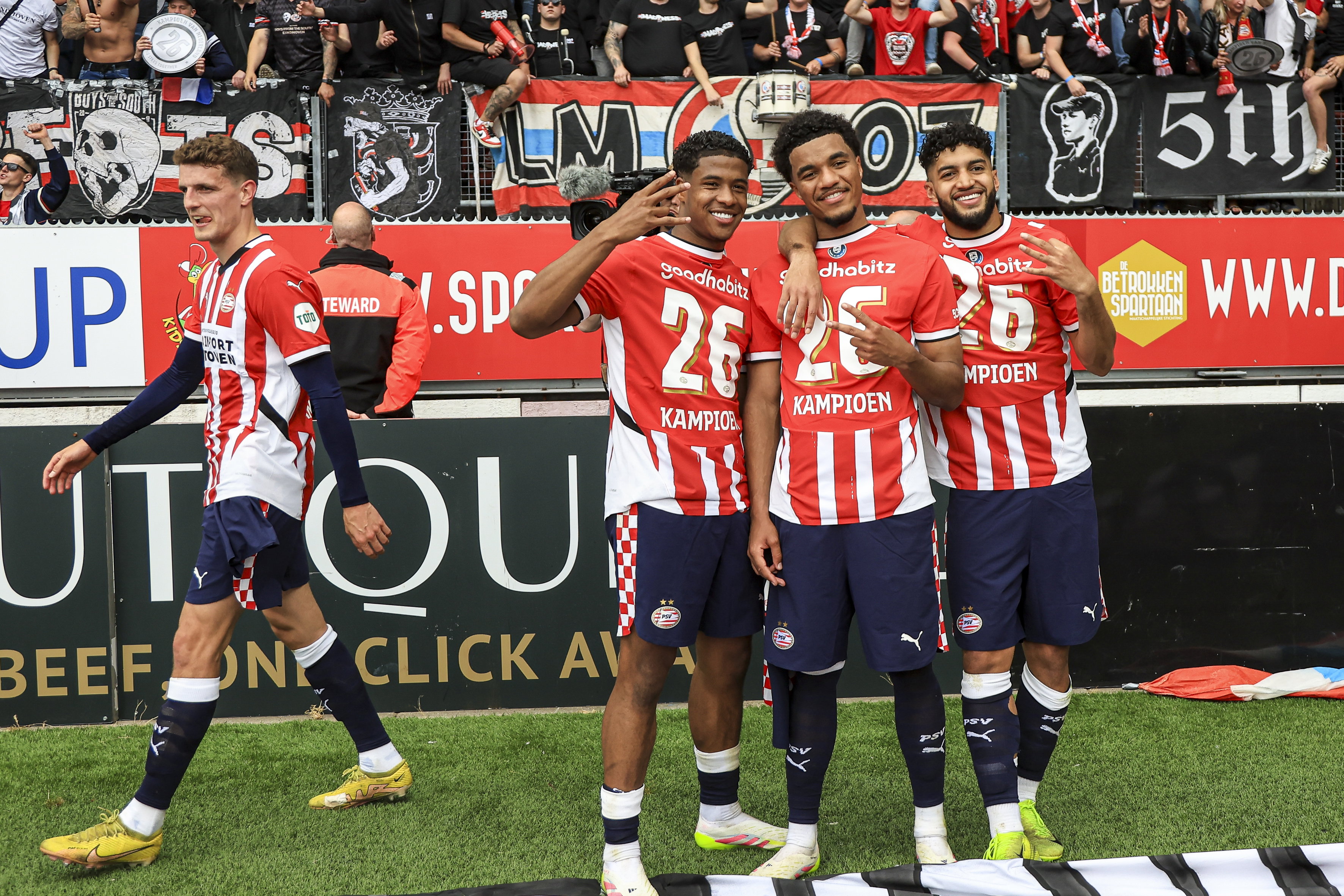 Ryan Flamingo, Malik Tillman en Ismael Saibari vieren de landstitel van PSV