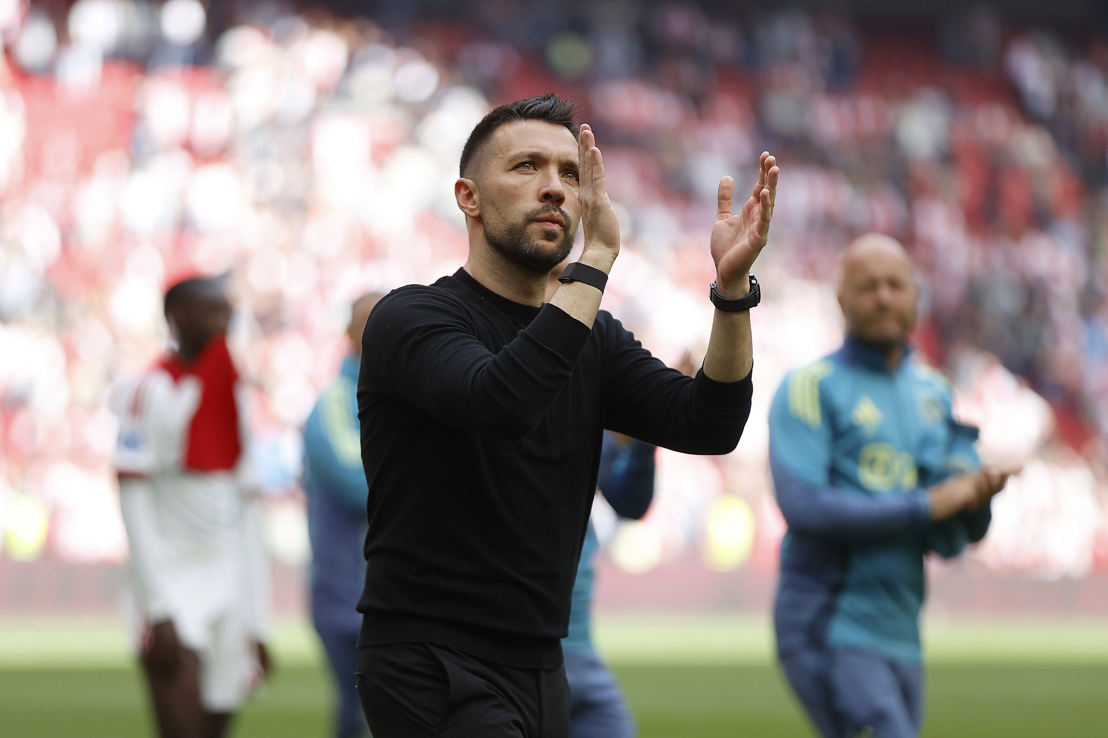 Francesco Farioli bedankt de Ajax-fans