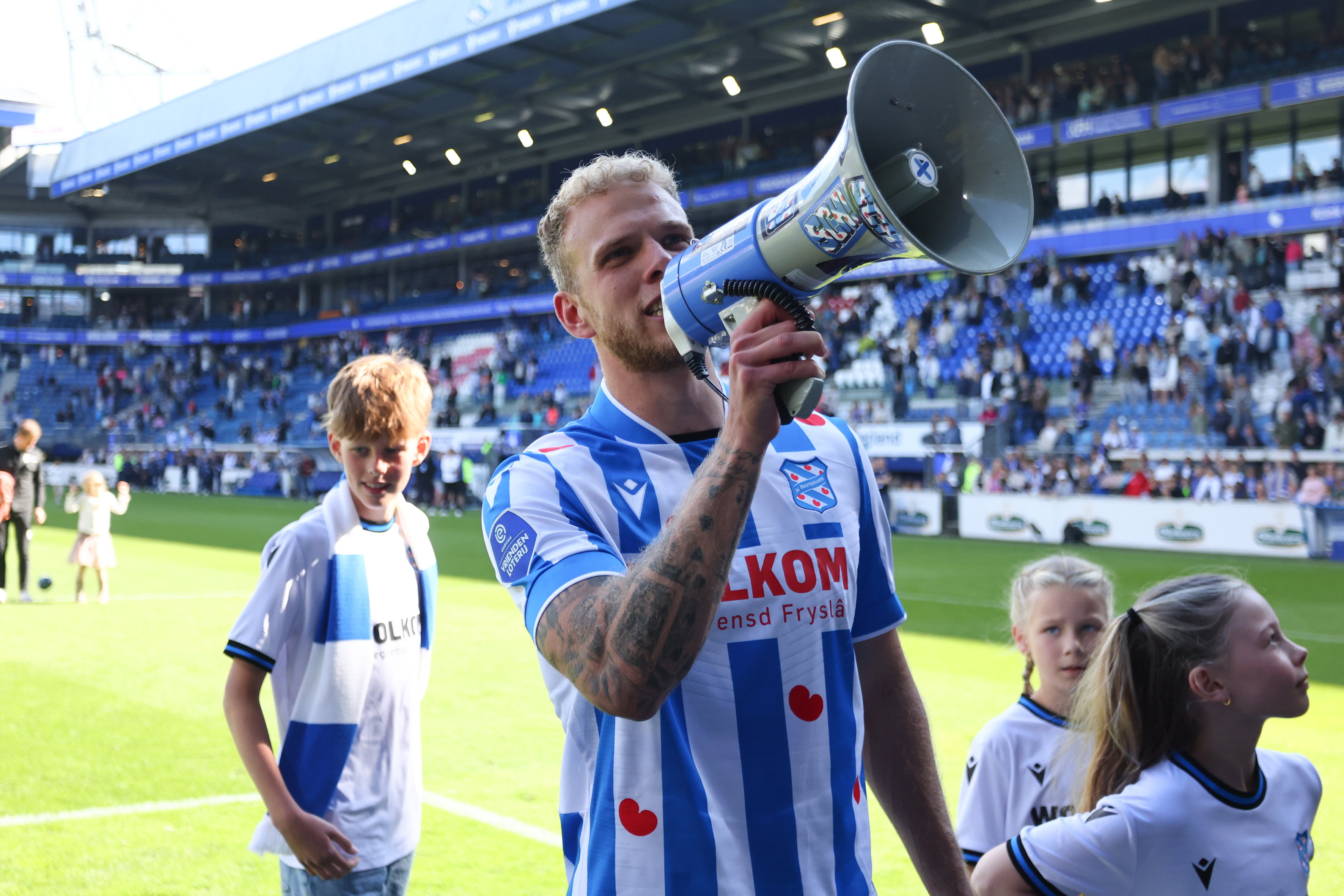 Luuk Brouwers met een megafoon