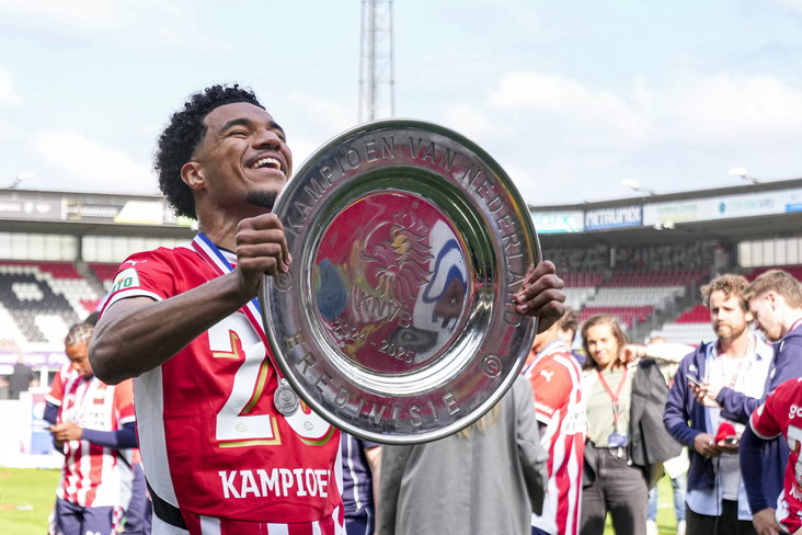 Malik Tillman met de Schaal