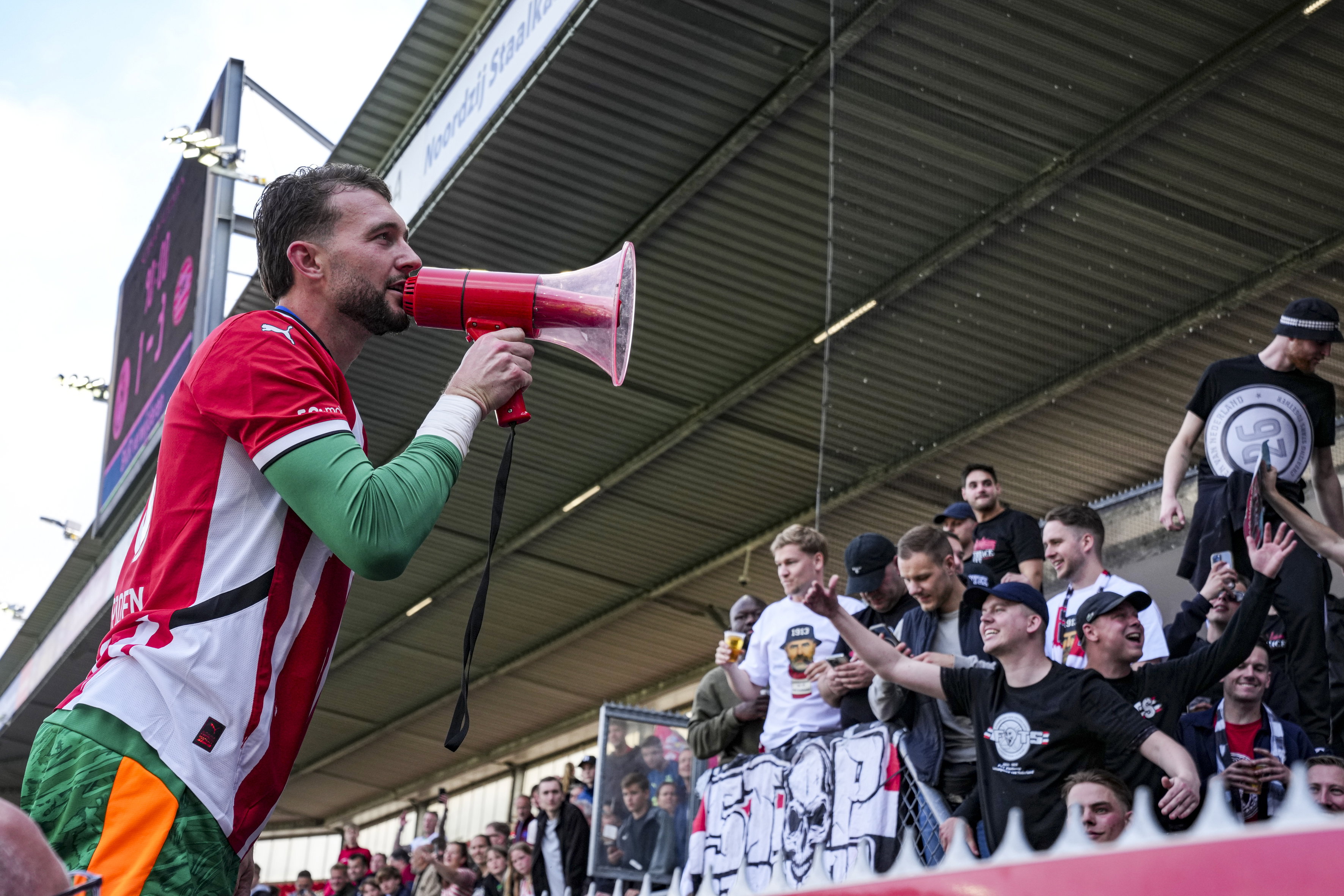 Joël Drommel viert de landstitel met de fans van PSV