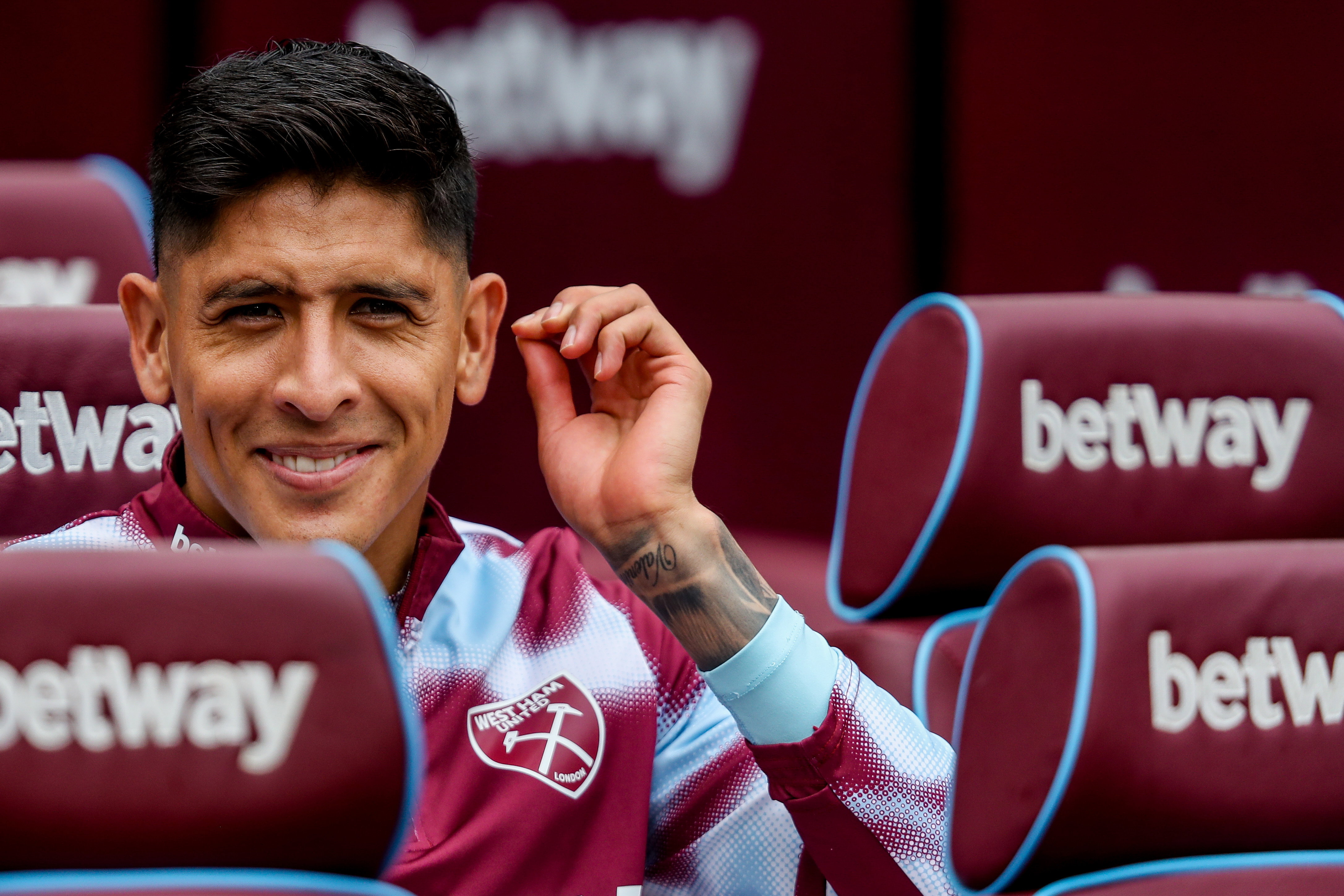Edson Álvarez op de bank bij West Ham United
