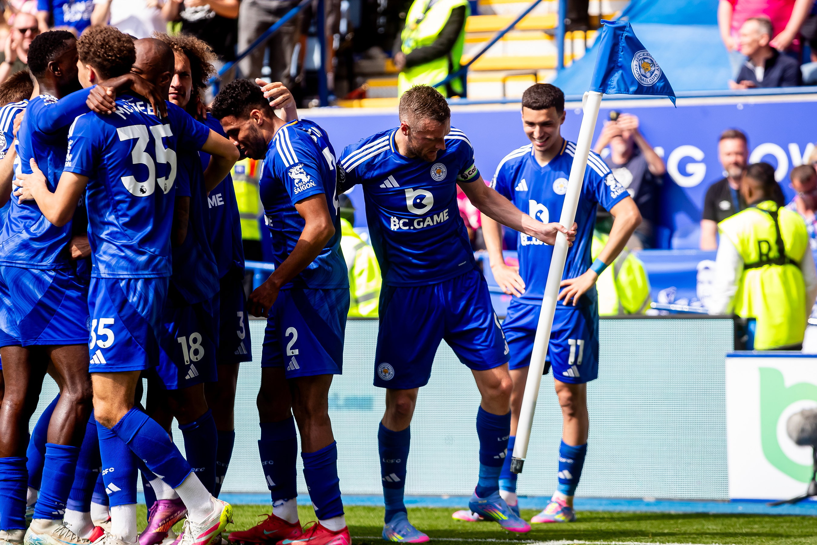 Jamie Vardy zet de vlag terug na een goal